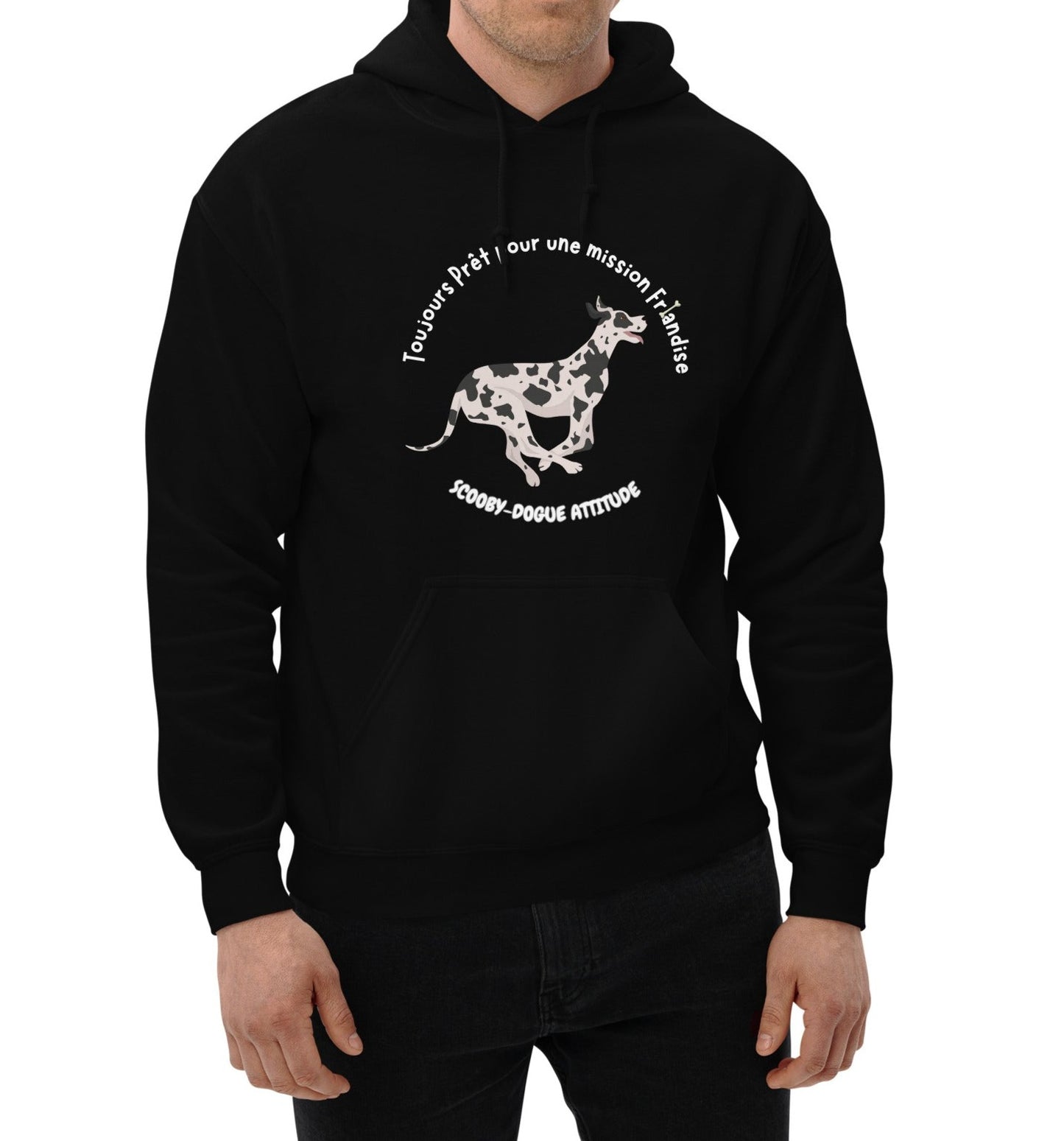 Sweat à capuche de couleur noir avec poche kangourou avec un dogue allemand qui coure avec inscription Toujours prêt pour une mission friandise Scooby-Dogue Attitude" porté par un mannequin