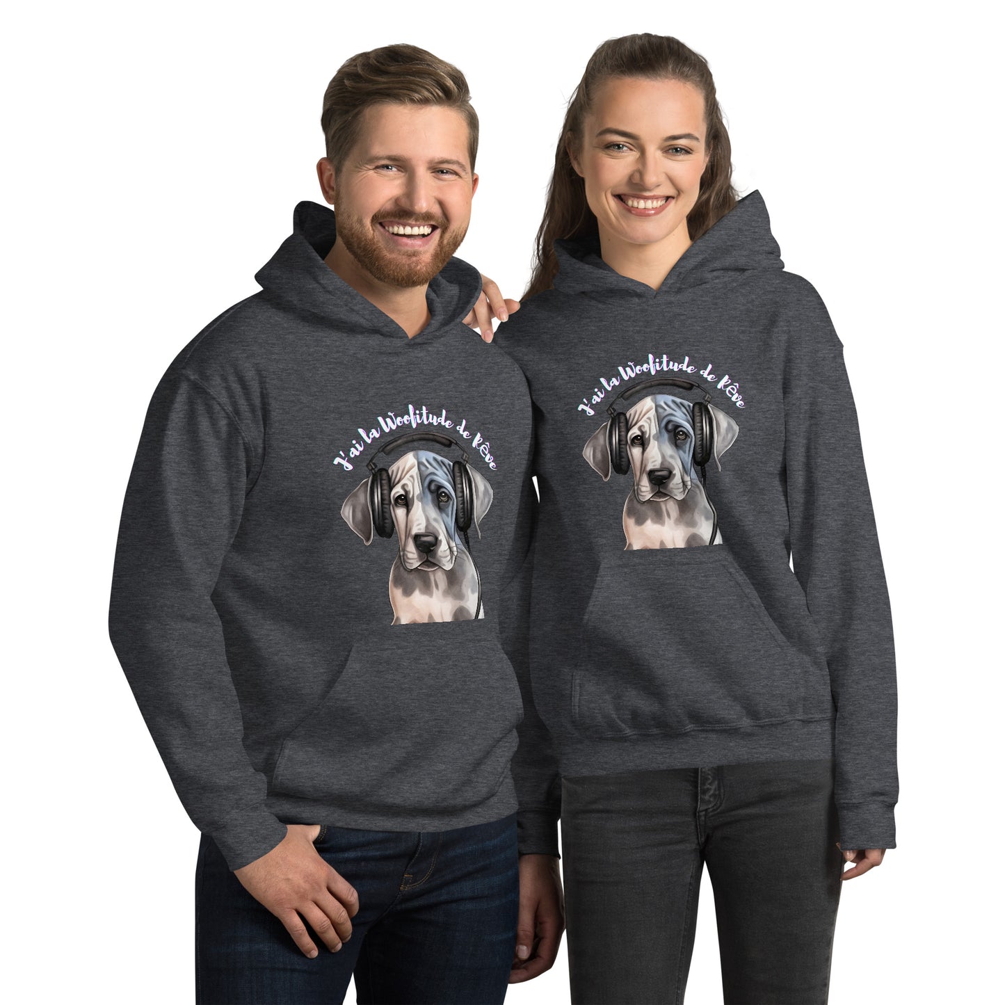 Sweat à capuche gris chiné unisexe avec poche kangourou avec dessin de chiot dogue allemand avec un casque sur ses oreilles avec inscription : J'ai la Woofitude de rêve"