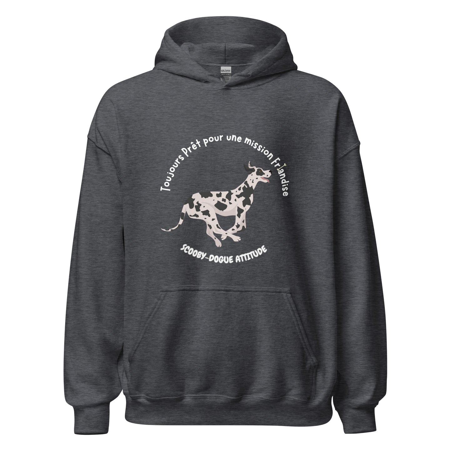 Sweat à capuche de couleur gris chiné avec poche kangourou avec un dogue allemand qui coure avec inscription Toujours prêt pour une mission friandise Scooby-Dogue Attitude"