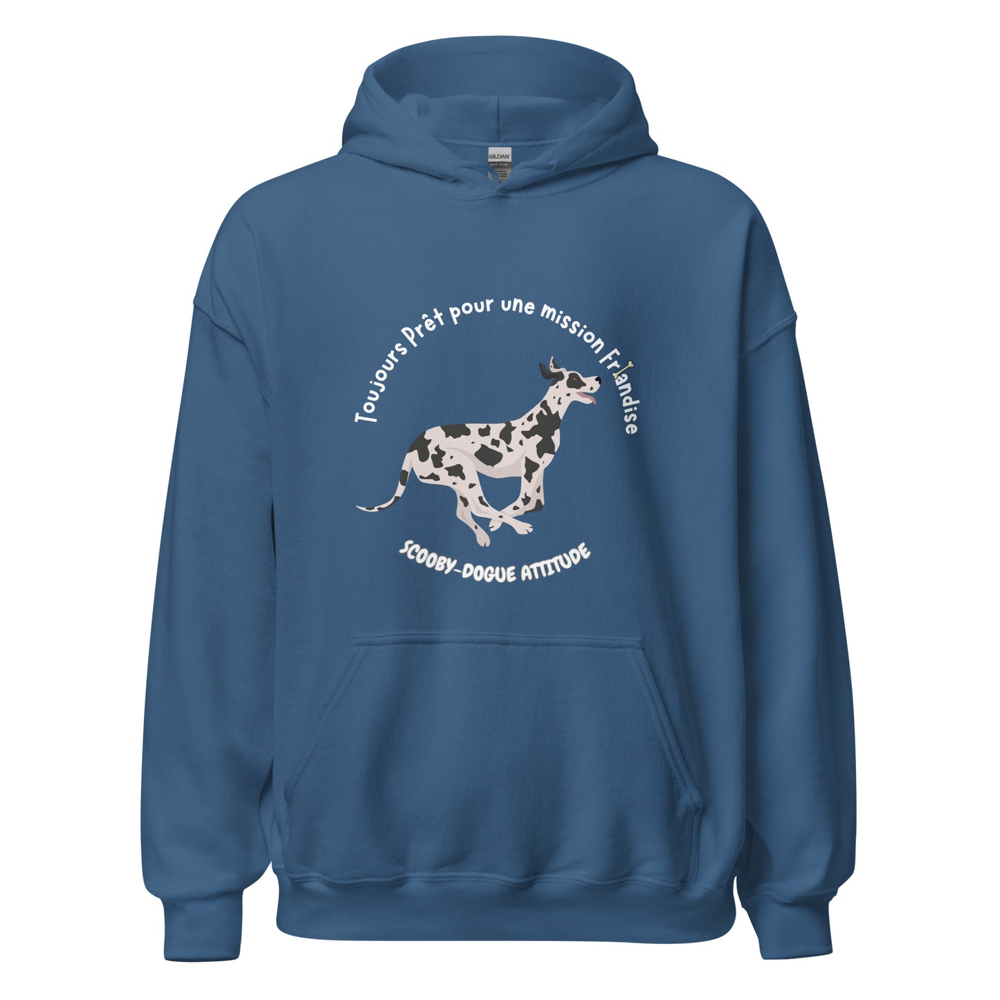 Sweat à capuche de couleur bleu indigo avec poche kangourou avec un dogue allemand qui coure avec inscription Toujours prêt pour une mission friandise Scooby-Dogue Attitude"