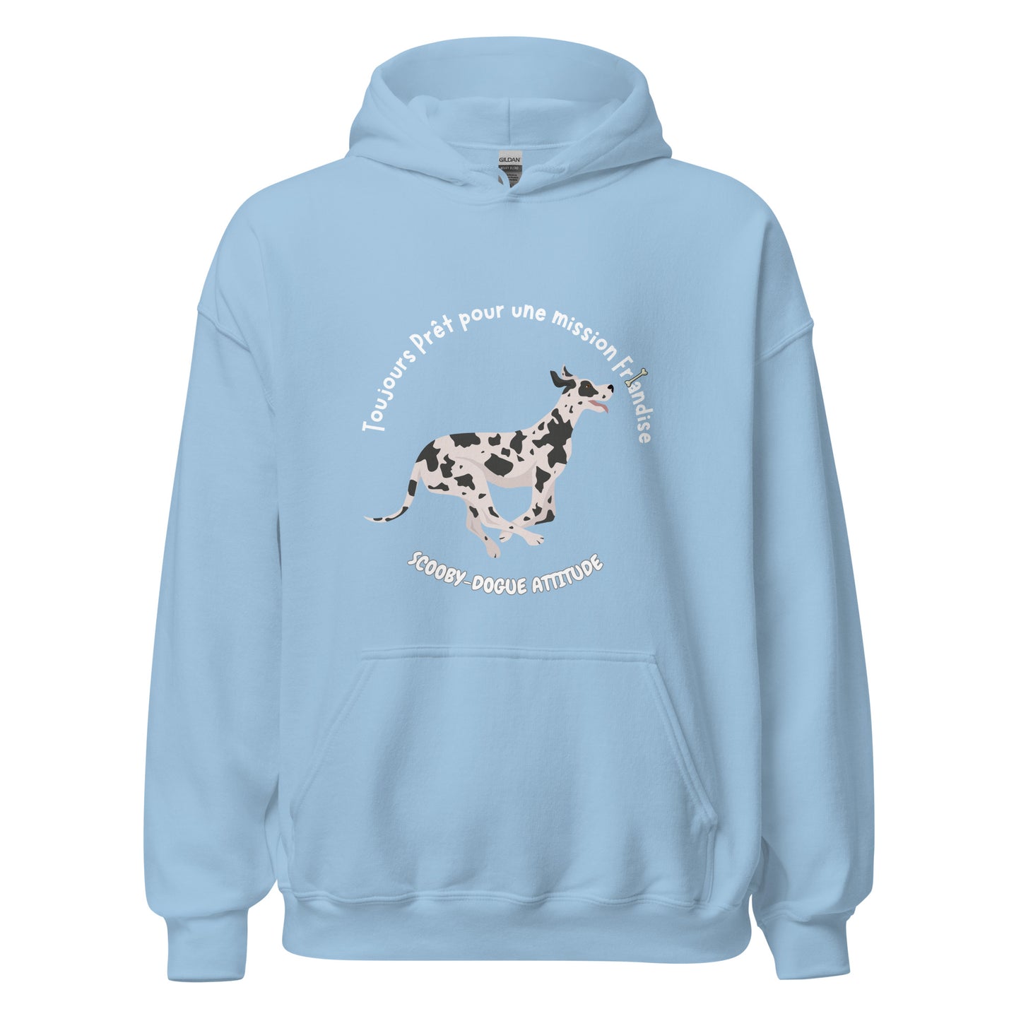 Sweat à capuche de couleur bleu ciel avec poche kangourou avec un dogue allemand qui coure avec inscription Toujours prêt pour une mission friandise Scooby-Dogue Attitude"