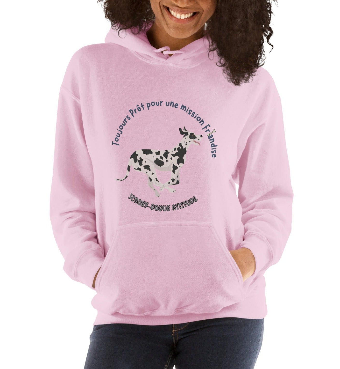 Sweat à capuche de couleur rose avec poche kangourou avec un dogue allemand qui coure avec inscription Toujours prêt pour une mission friandise Scooby-Dogue Attitude" porté par une mannequin