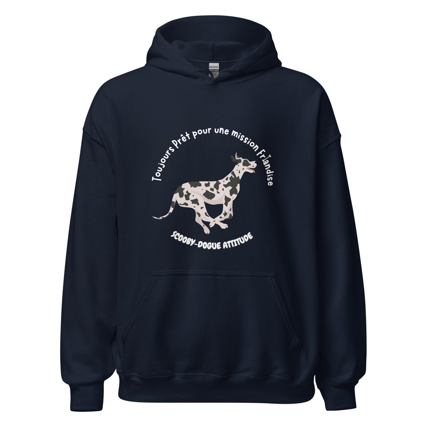 Sweat à capuche de couleur bleu marine avec poche kangourou avec un dogue allemand qui coure avec inscription Toujours prêt pour une mission friandise Scooby-Dogue Attitude"