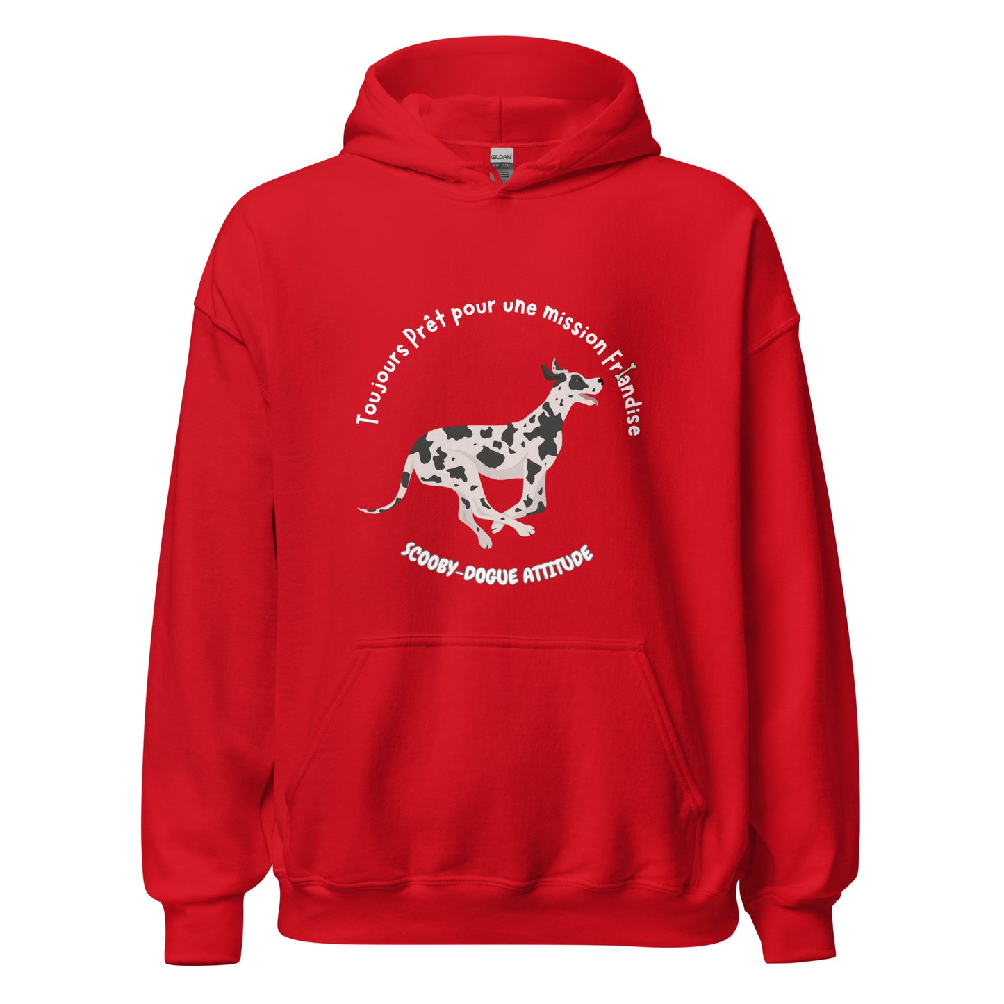Sweat à capuche de couleur rouge avec poche kangourou avec un dogue allemand qui coure avec inscription Toujours prêt pour une mission friandise Scooby-Dogue Attitude"