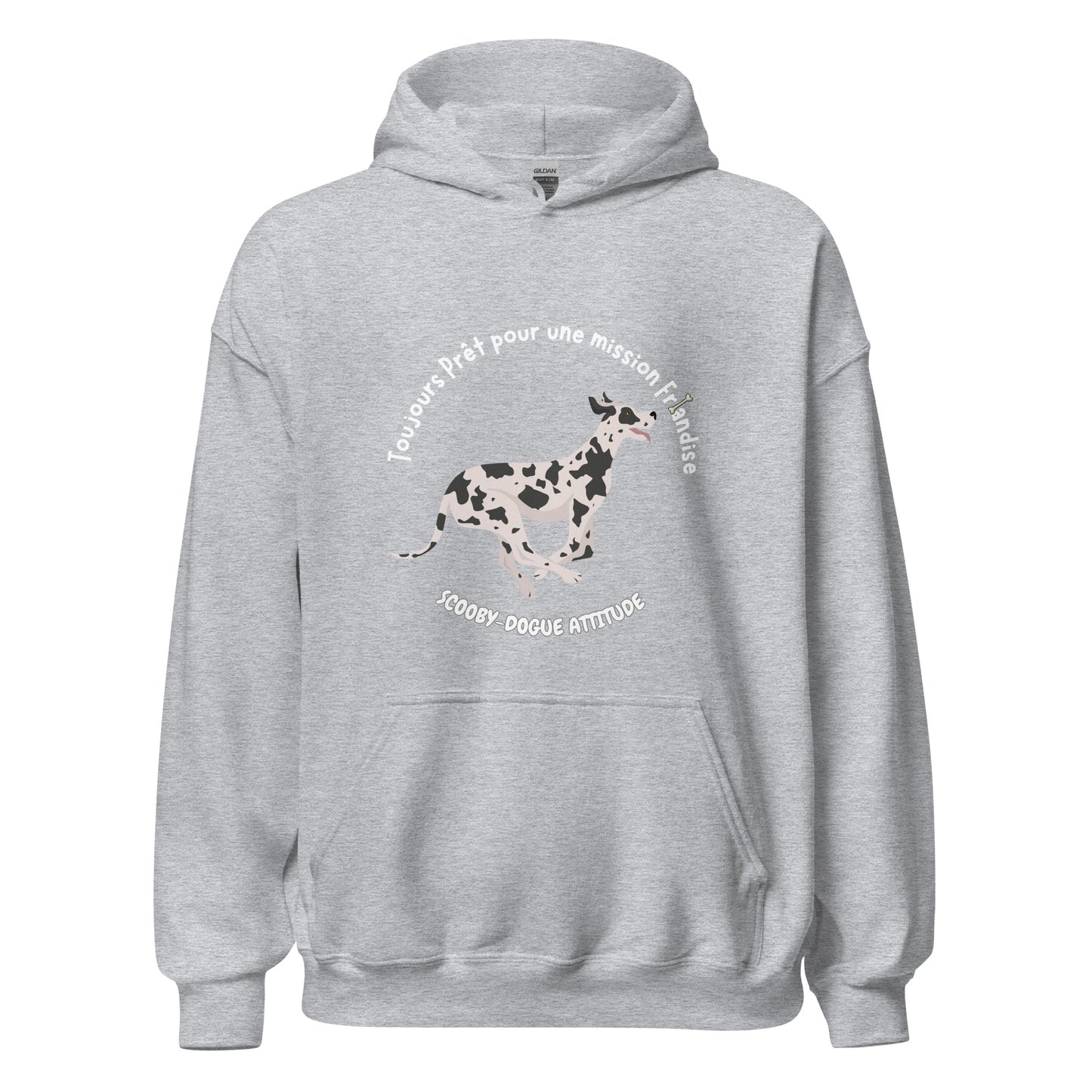 Sweat à capuche de couleur gris chiné clair avec poche kangourou avec un dogue allemand qui coure avec inscription Toujours prêt pour une mission friandise Scooby-Dogue Attitude"