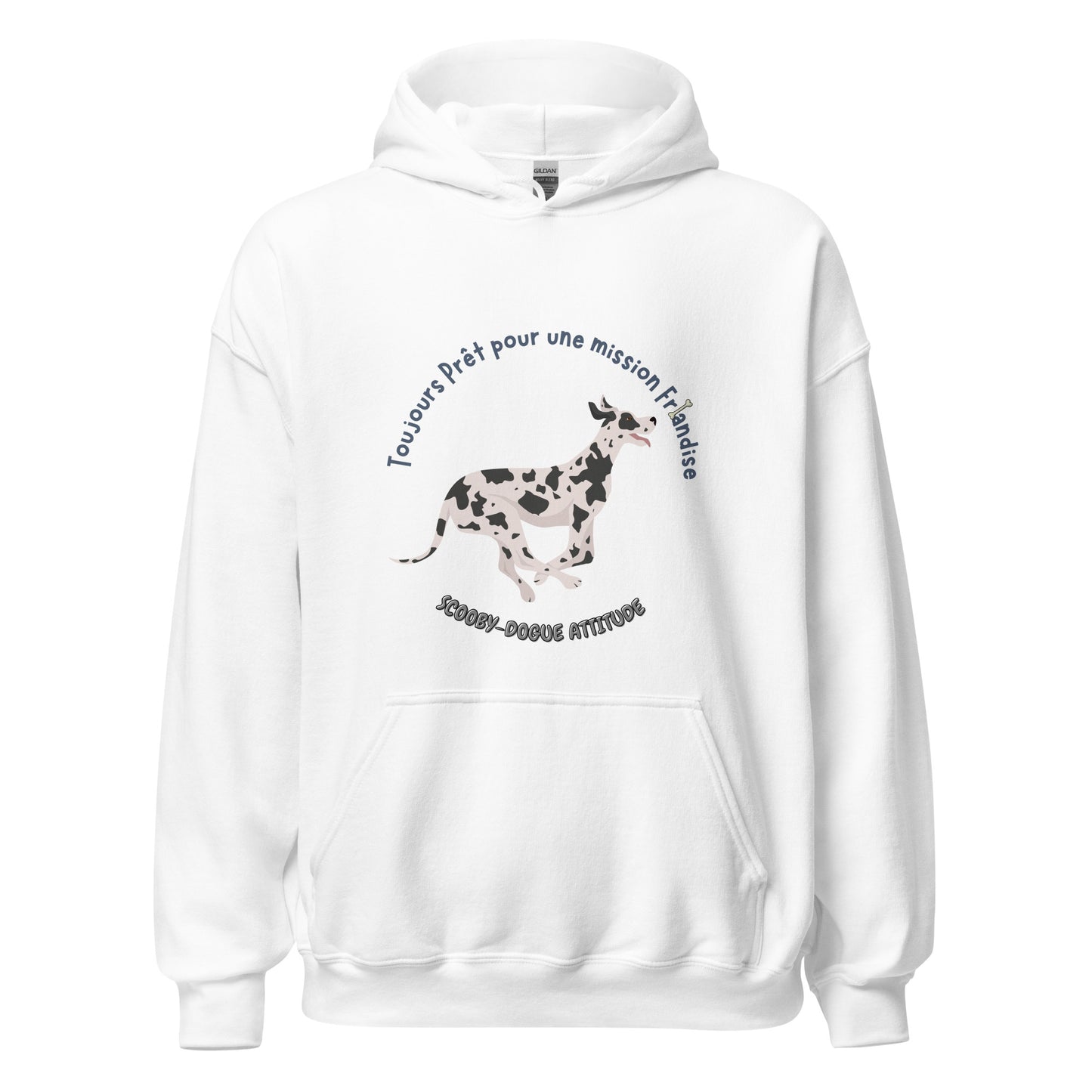 Sweat à capuche de couleur blanc avec poche kangourou avec un dogue allemand qui coure avec inscription Toujours prêt pour une mission friandise Scooby-Dogue Attitude"