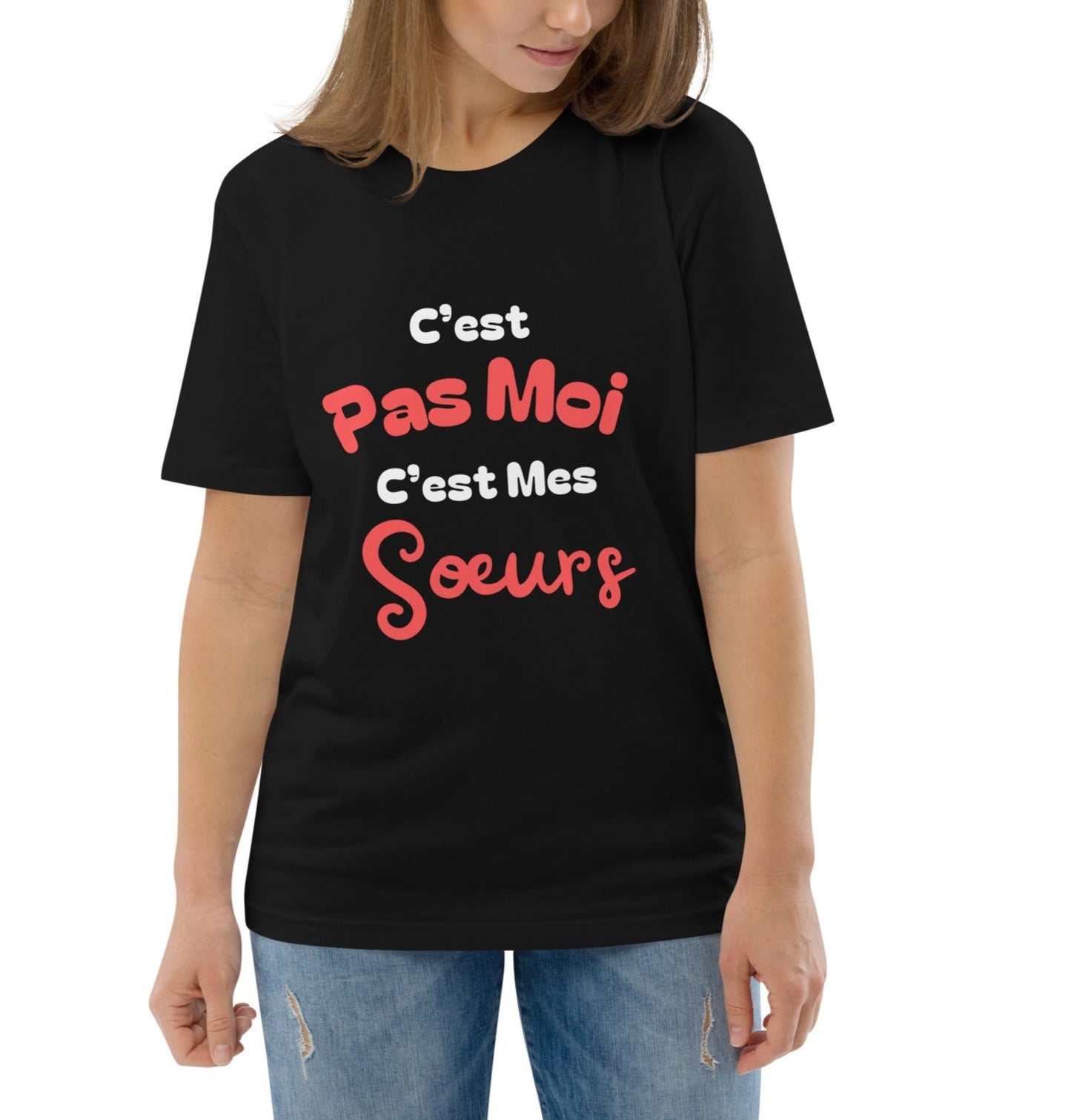 T-shirt noir col rond manche courte 100% coton bio avec inscription "C'est pas moi, c'est Mes Sœurs" porté par une mannequin
