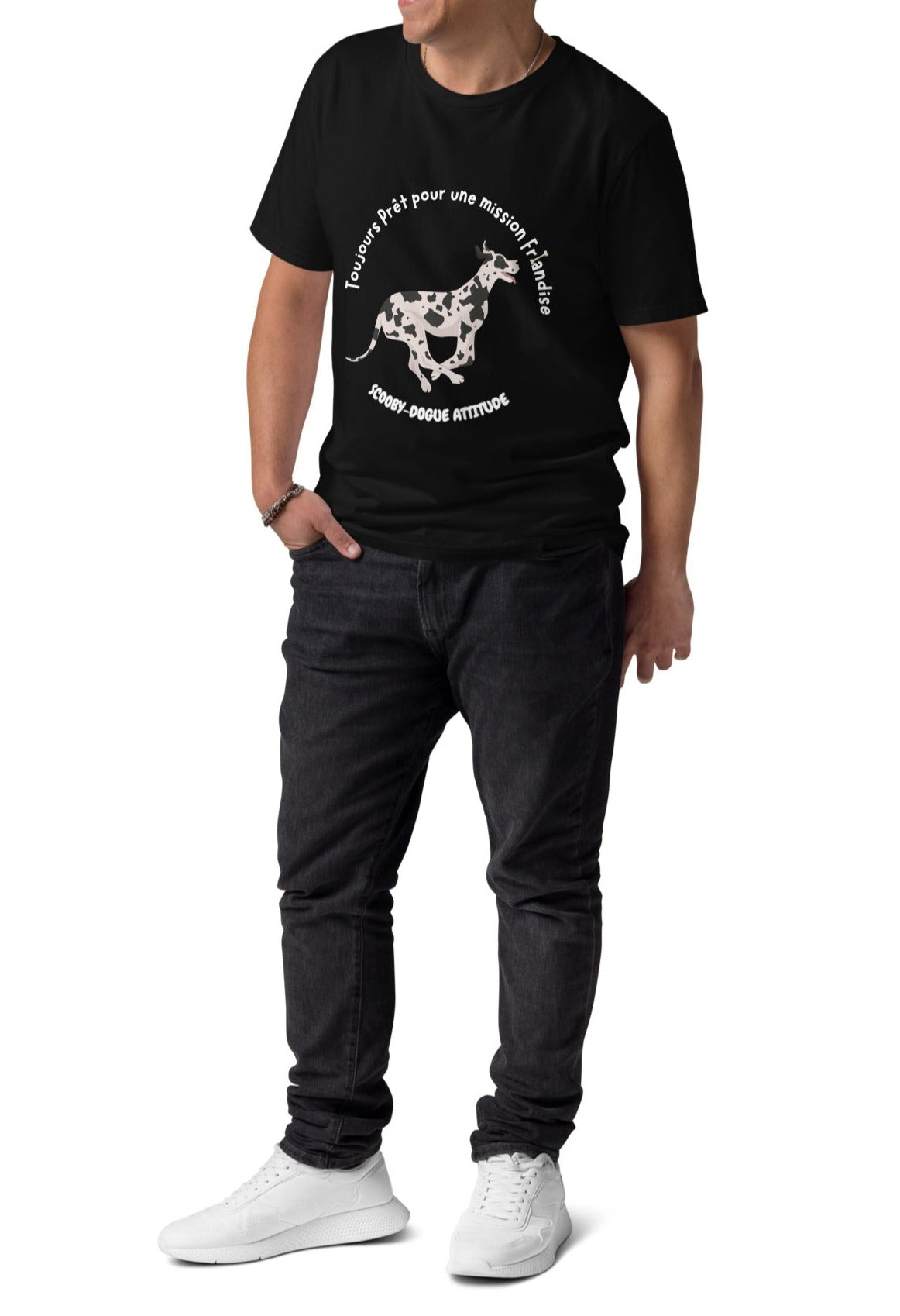 T-shirt 100% coton bio de couleur noir col rond manche courte avec un dogue allemand qui court avec inscription "Toujours Prêt pour une mission Friandise- Scooby-dogue Attitude" porter par un mannequin