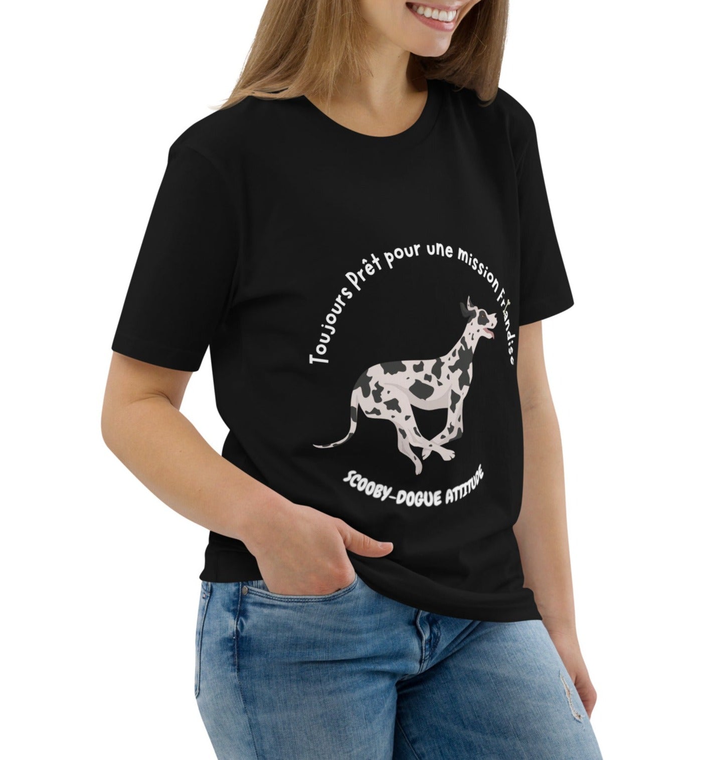 T-shirt 100% coton bio de couleur noir col rond manche courte avec un dogue allemand qui court avec inscription "Toujours Prêt pour une mission Friandise- Scooby-dogue Attitude" porté par une mannequin