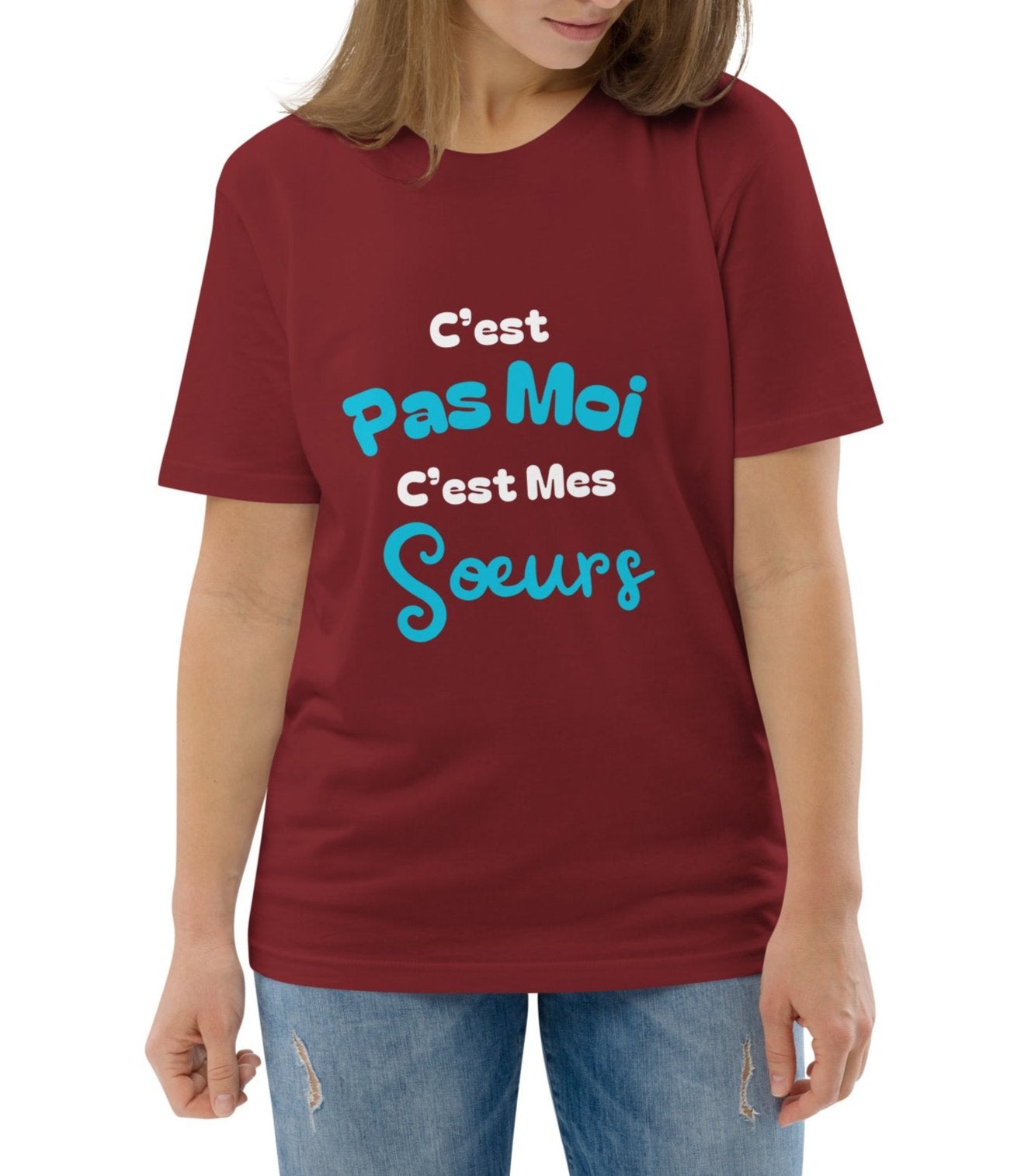 T-shirt brique col rond manche courte 100% coton bio avec inscription "C'est pas moi, c'est Mes Sœurs" porté par une mannequin