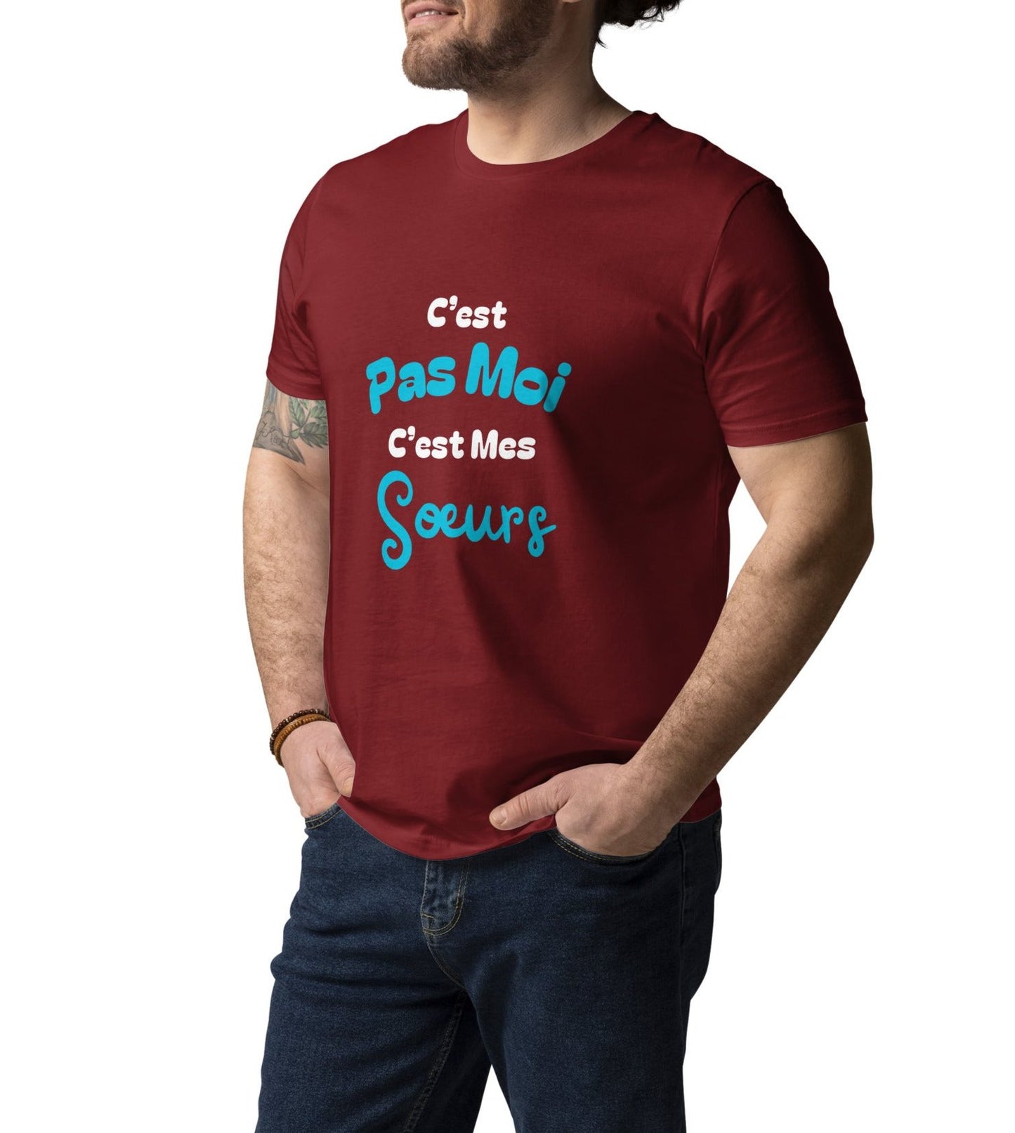 T-shirt briquecol rond manche courte 100% coton bio avec inscription "C'est pas moi, c'est Mes Sœurs" porté par un mannequin