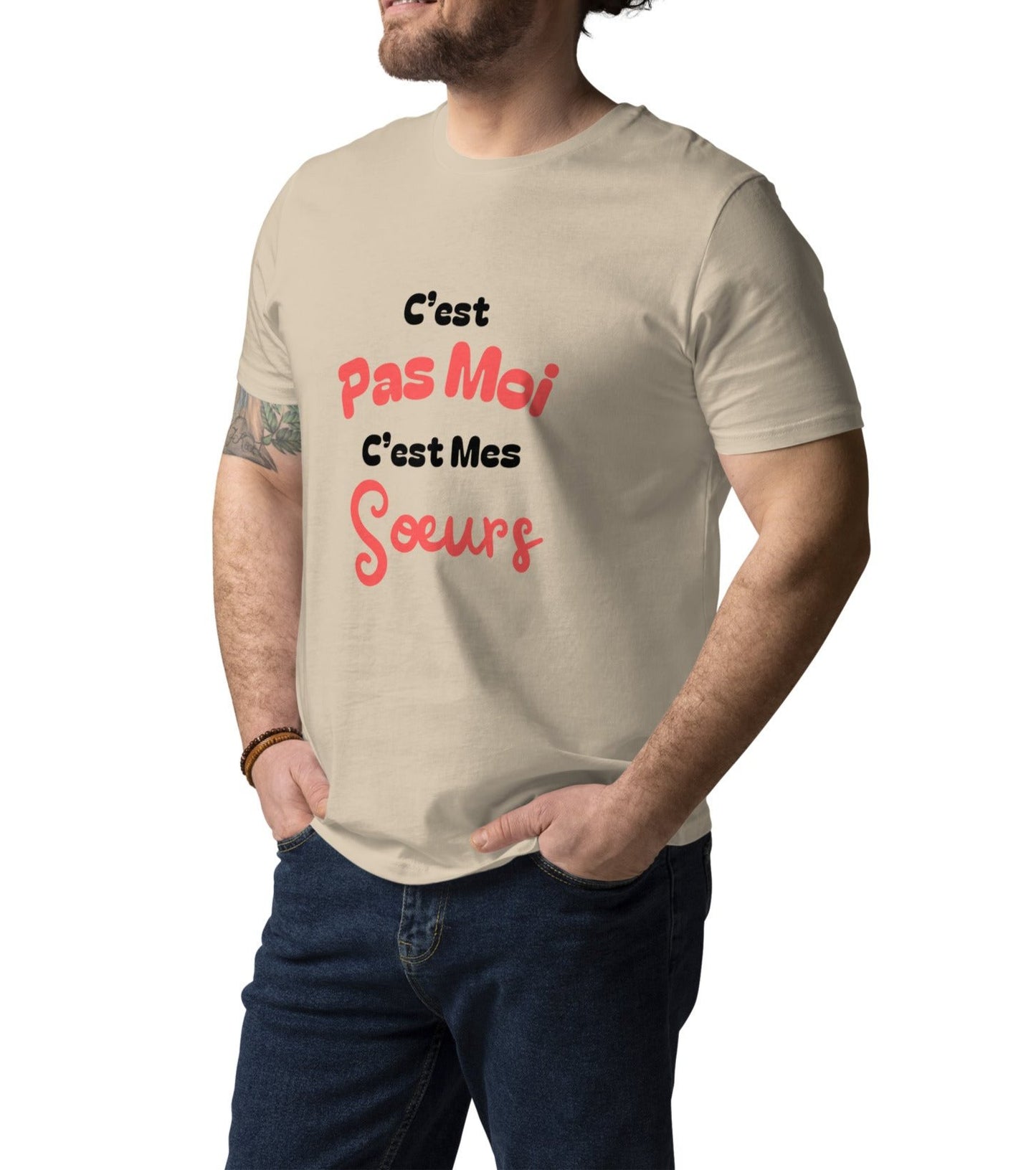 T-shirt beige col rond manche courte 100% coton bio avec inscription "C'est pas moi, c'est Mes Sœurs" porté par un mannequin