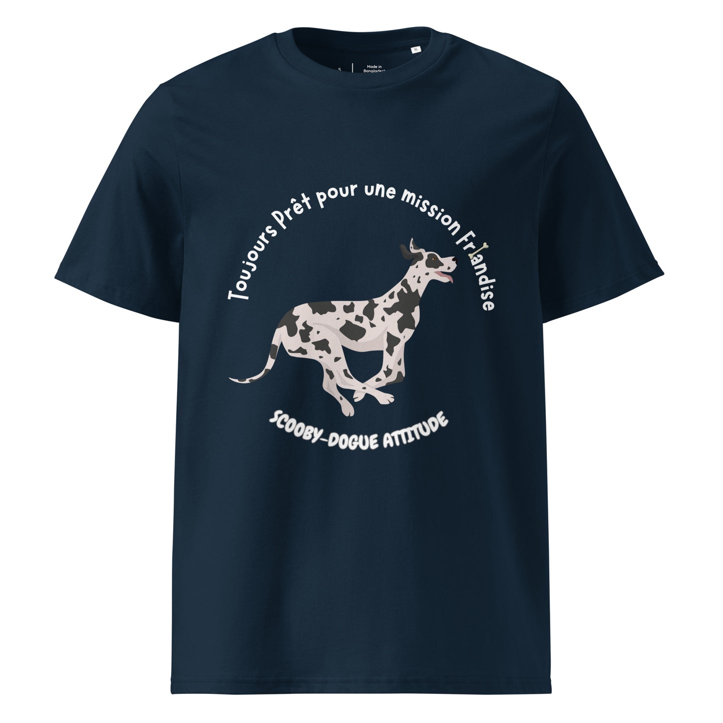 T-shirt 100% coton bio de couleur bleu marine col rond manche courte avec un dogue allemand qui court avec inscription "Toujours Prêt pour une mission Friandise- Scooby-dogue Attitude"