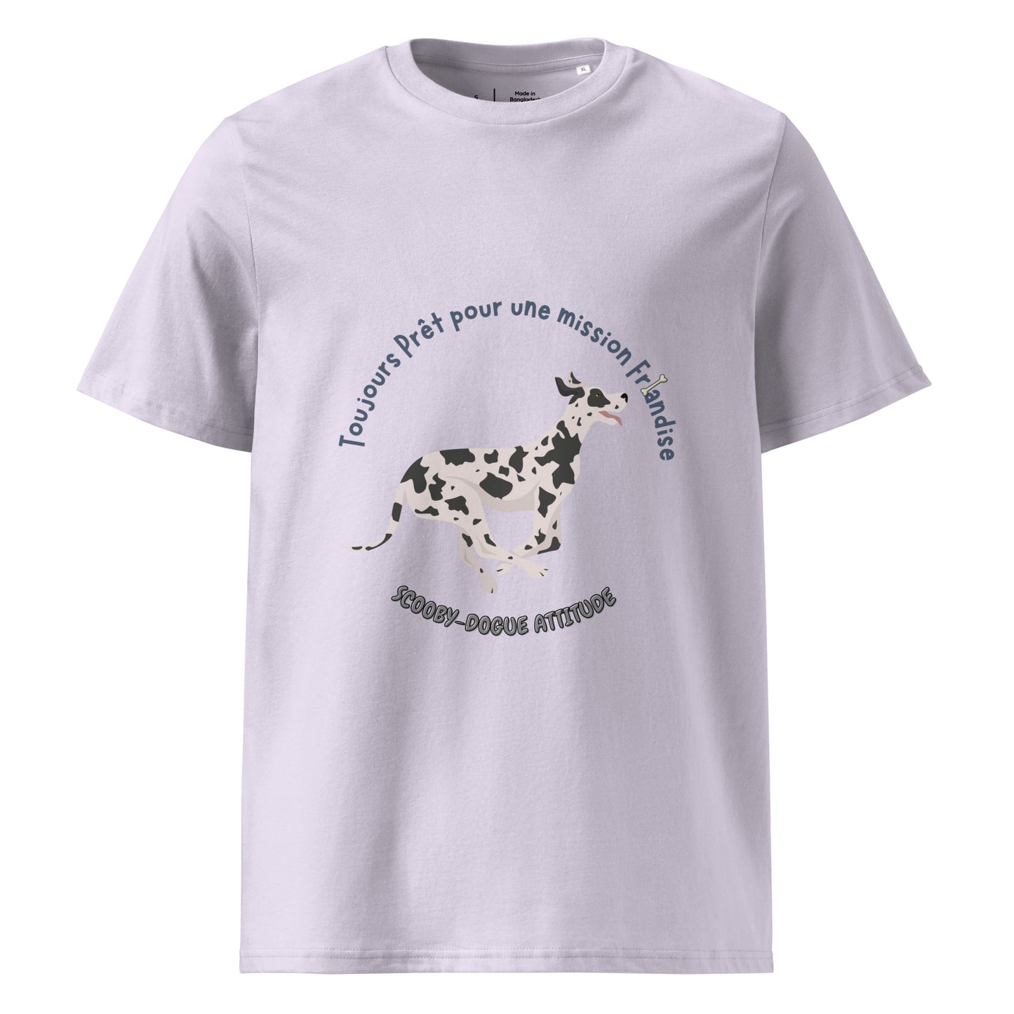 T-shirt 100% coton bio de couleur lavande col rond manche courte avec un dogue allemand qui court avec inscription "Toujours Prêt pour une mission Friandise- Scooby-dogue Attitude"
