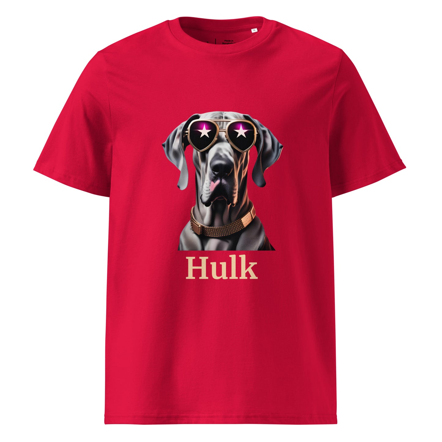 t-shirt de couleur rouge col rond manche courte dessin de dogue allemand avec des lunettes de soleil stylé et un collier en cuivre personnalisation avec le nom de votre dogue en dessous du dessin