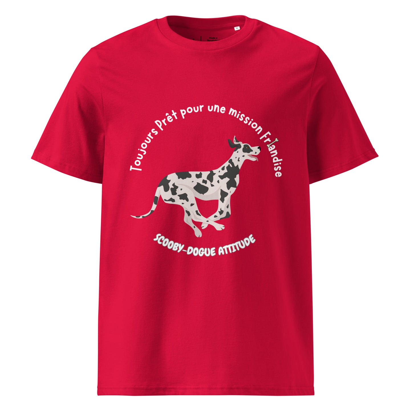 T-shirt 100% coton bio de couleur rouge col rond manche courte avec un dogue allemand qui court avec inscription "Toujours Prêt pour une mission Friandise- Scooby-dogue Attitude"