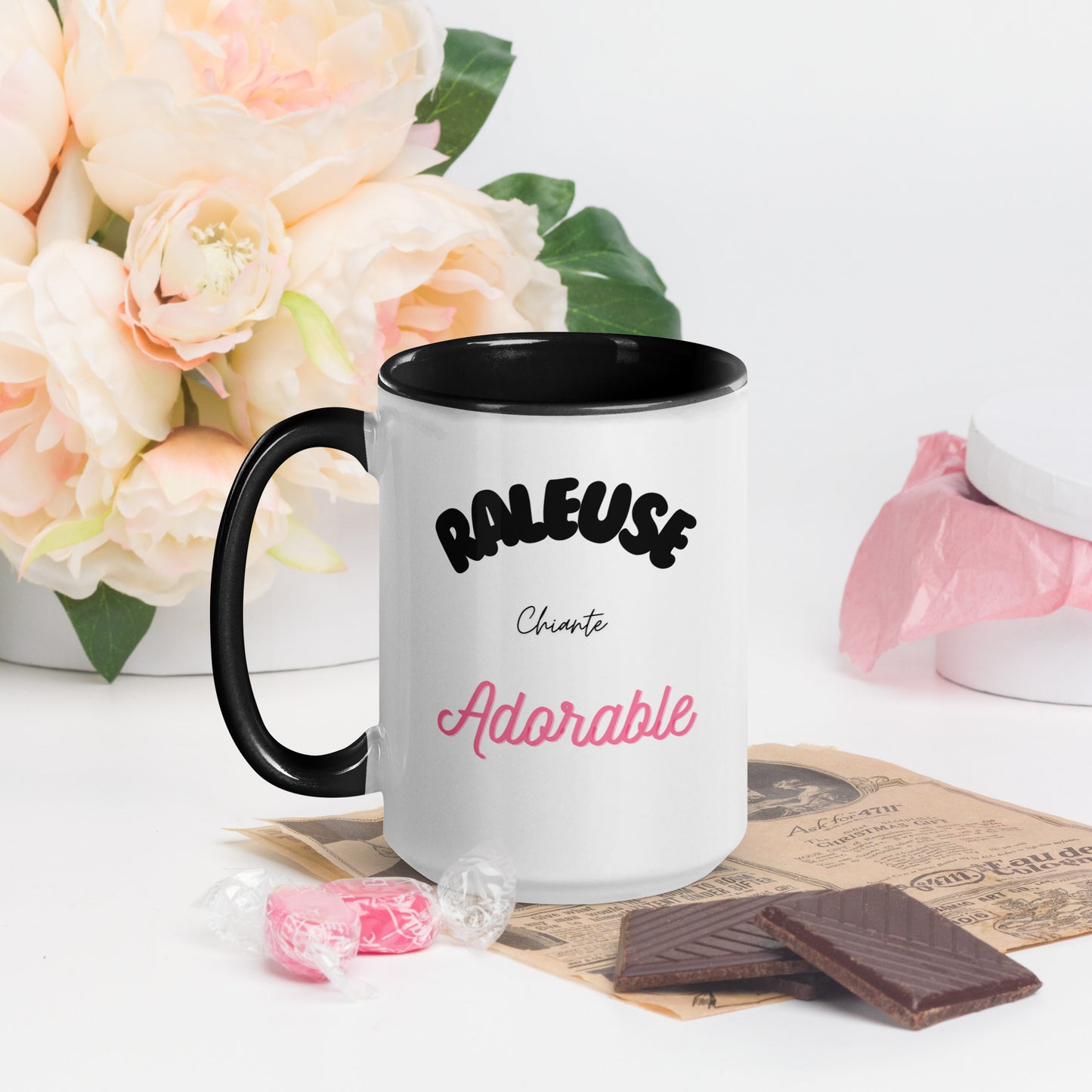 tasse à café ou thé blanche avec intérieur, rebord et poignée coloré noir avec inscription "raleuse, chiante, adorable" 15 oz