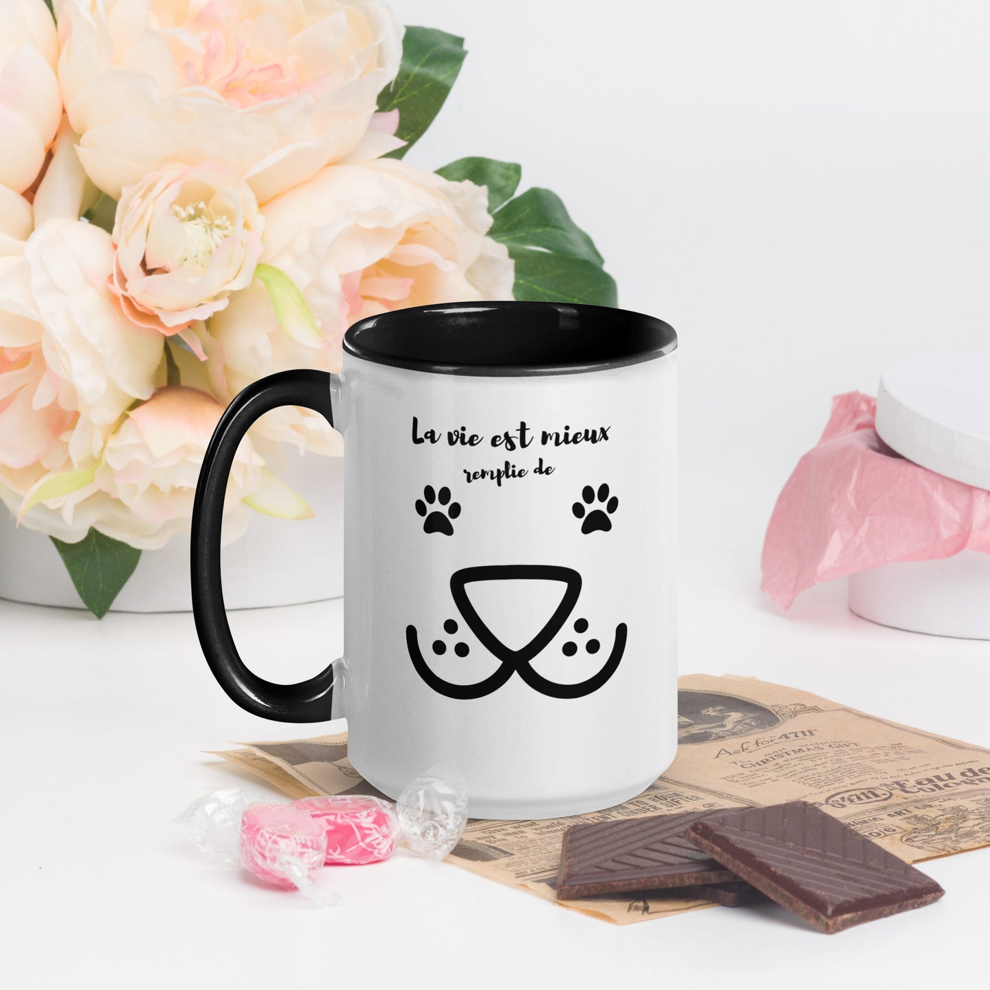 tasse blanche 15 oz avec anse, rebord et intérieur de couleur noir avec inscription "la vie est mieux remplie de woof" avec un museau de chien et des pattes de chiens
