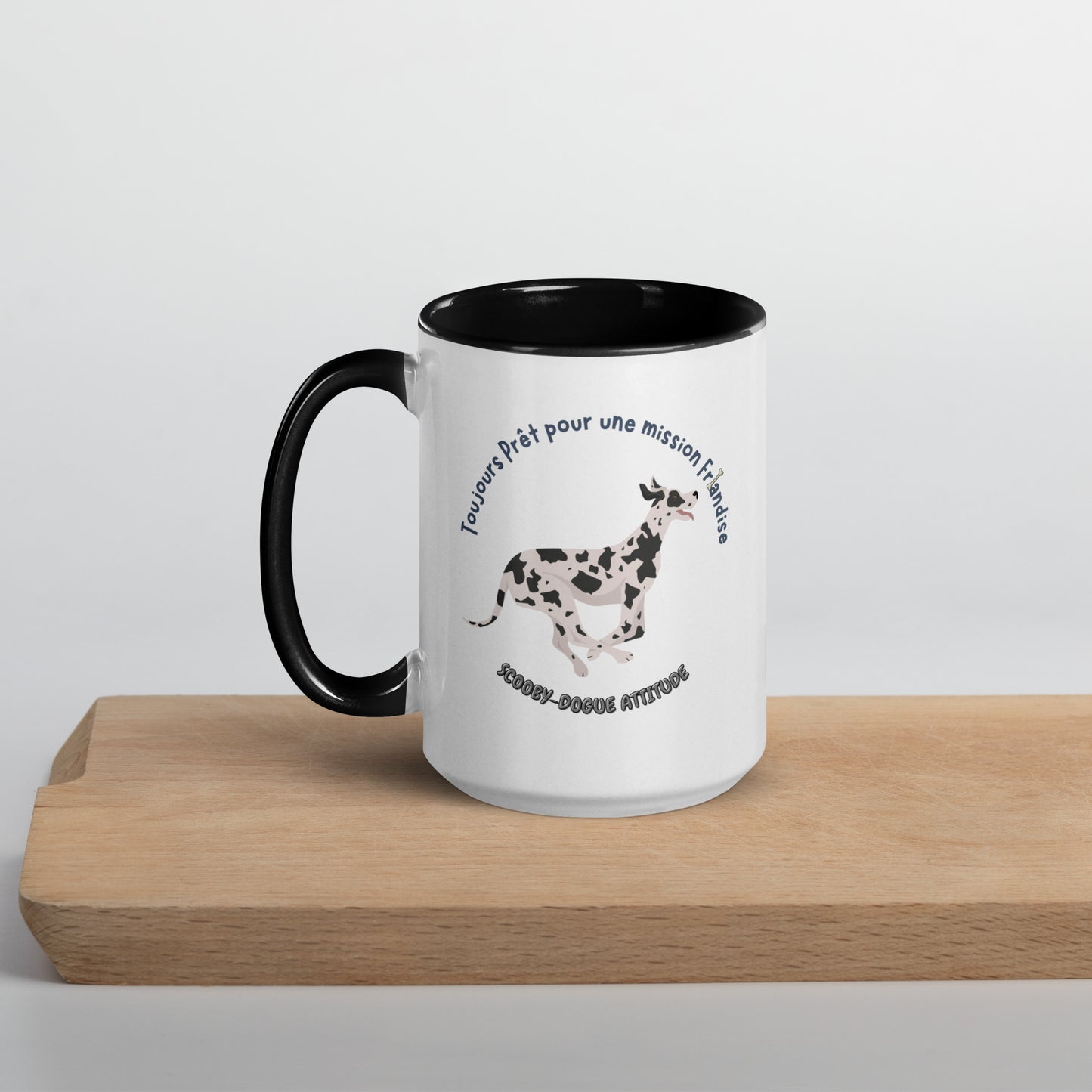 mug tasse en céramique de couleur blanche avec intérieur, rebord et anse de couleur noir avec un dogue allemand qui coure vers une friandise avec inscription ""Toujours Prêt pour une Mission Friandise, Scooby-Dogue Attitude" 15 oz