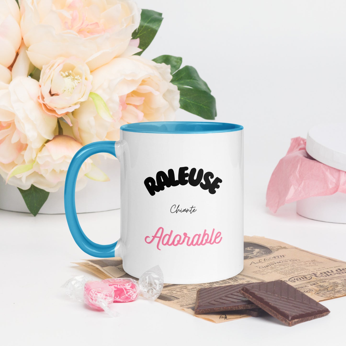 tasse à café ou thé blanche avec intérieur, rebord et poignée coloré bleu avec inscription "raleuse, chiante, adorable" 11 oz