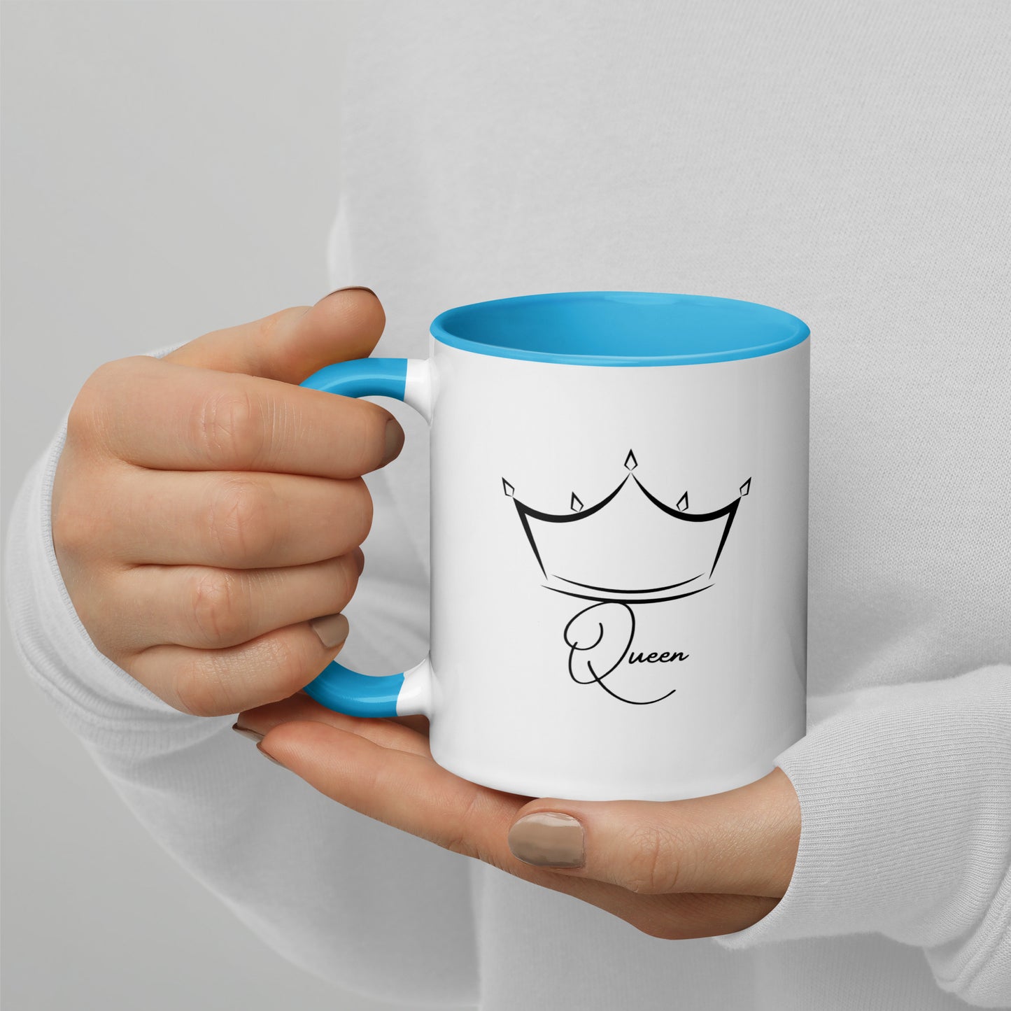Tasse à café ou thé blanche avec intérieur, bord et poignée bleu en céramique avec inscription "Queen" et une couronne stylé 11 oz
