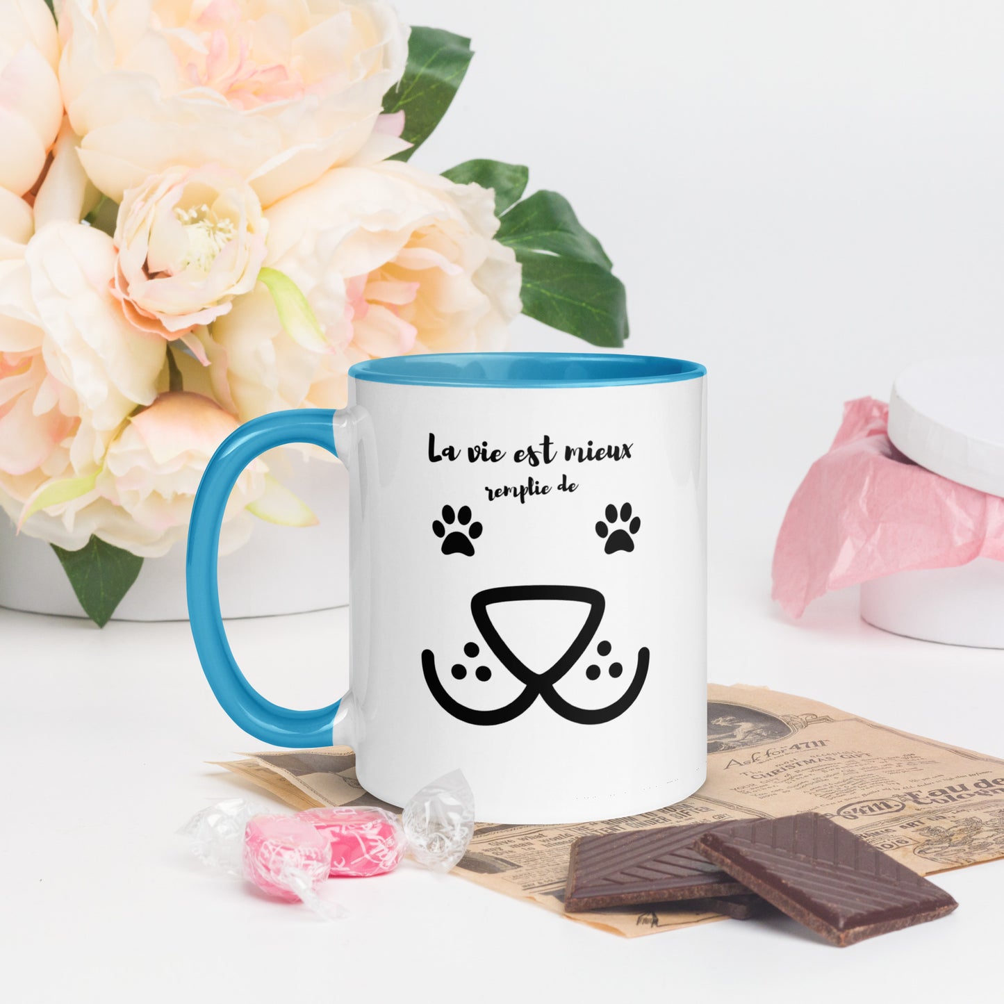 tasse blanche 15 oz avec anse, rebord et intérieur de couleur bleu avec inscription "la vie est mieux remplie de woof" avec un museau de chien et des pattes de chiens