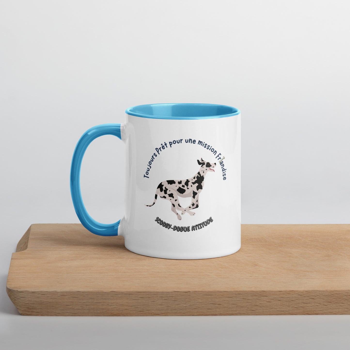 mug tasse en céramique de couleur blanche avec intérieur, rebord et anse de couleur bleu avec un dogue allemand qui coure vers une friandise avec inscription ""Toujours Prêt pour une Mission Friandise, Scooby-Dogue Attitude" 11 oz