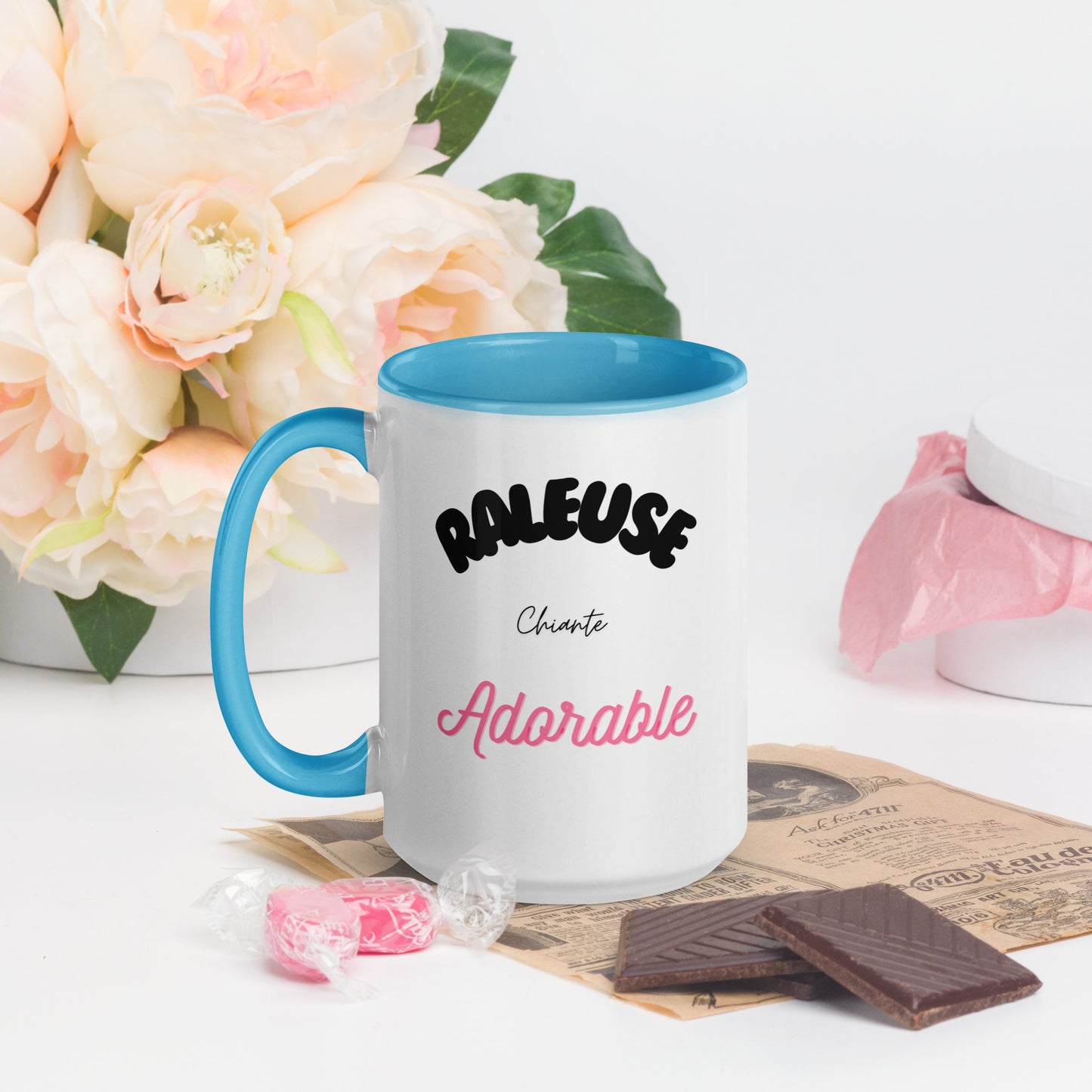 tasse à café ou thé blanche avec intérieur, rebord et poignée coloré bleu avec inscription "raleuse, chiante, adorable" 15 oz