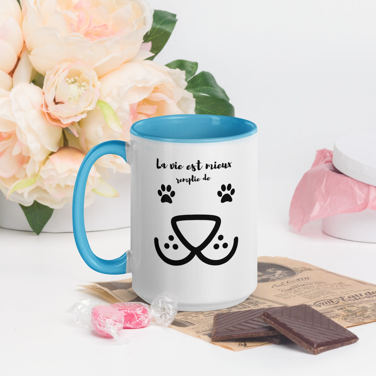 tasse blanche 15 oz avec anse, rebord et intérieur de couleur bleu avec inscription "la vie est mieux remplie de woof" avec un museau de chien et des pattes de chiens