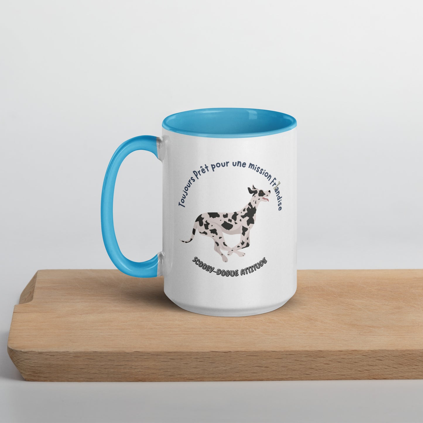 mug tasse en céramique de couleur blanche avec intérieur, rebord et anse de couleur bleu avec un dogue allemand qui coure vers une friandise avec inscription ""Toujours Prêt pour une Mission Friandise, Scooby-Dogue Attitude" 15 oz