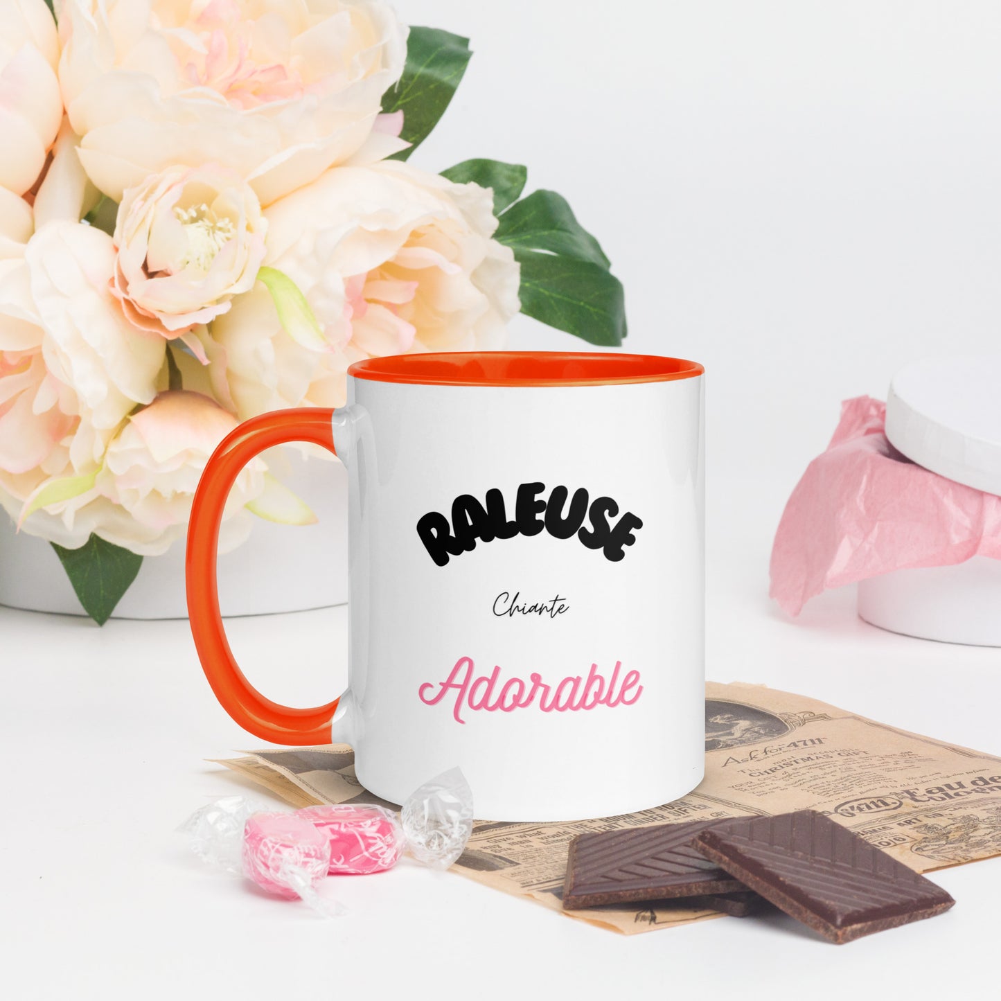 tasse à café ou thé blanche avec intérieur, rebord et poignée coloré orange avec inscription "raleuse, chiante, adorable" 11 oz