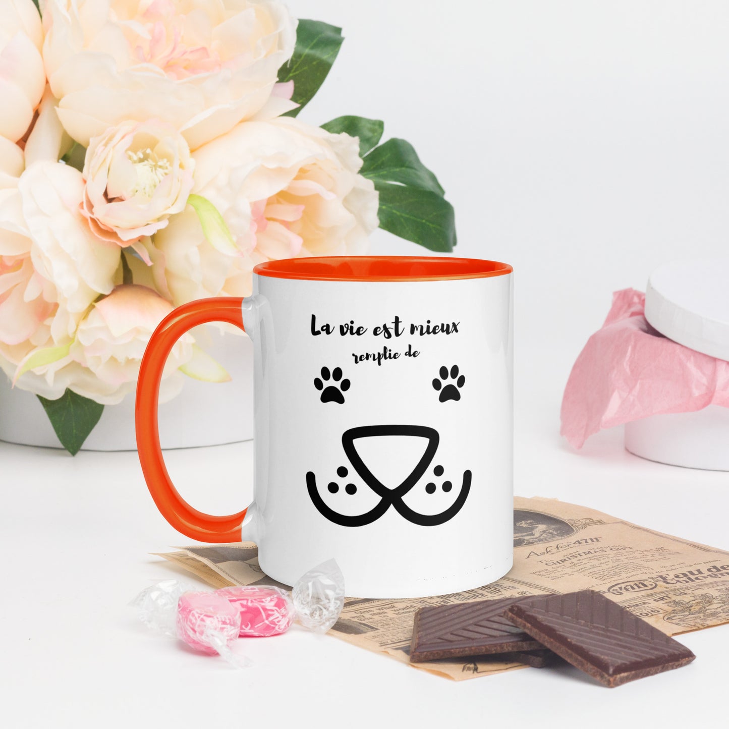 tasse blanche 11 oz avec anse, rebord et intérieur de couleur orange avec inscription "la vie est mieux remplie de woof" avec un museau de chien et des pattes de chiens