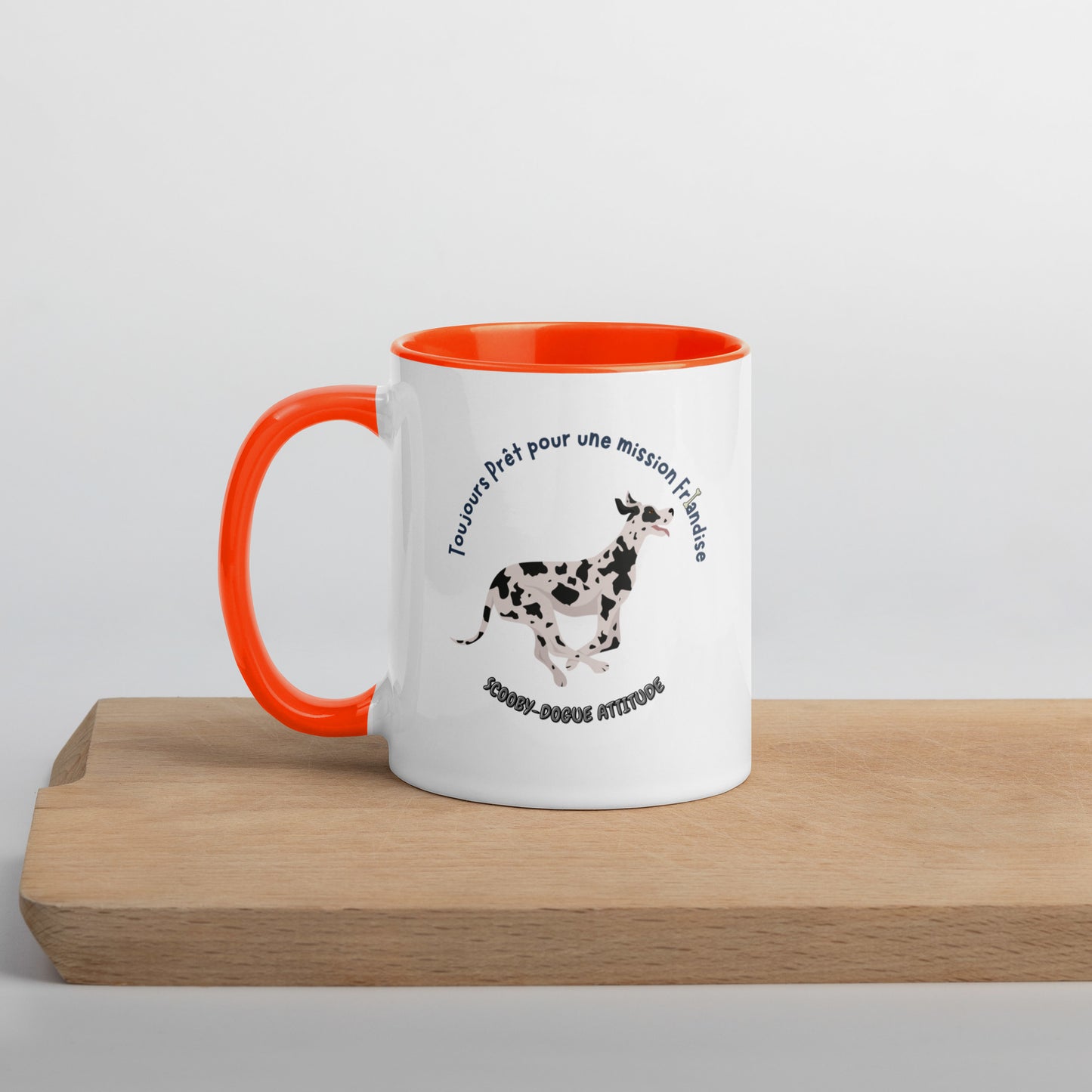 mug tasse en céramique de couleur blanche avec intérieur, rebord et anse de couleur orange avec un dogue allemand qui coure vers une friandise avec inscription ""Toujours Prêt pour une Mission Friandise, Scooby-Dogue Attitude" 11 oz