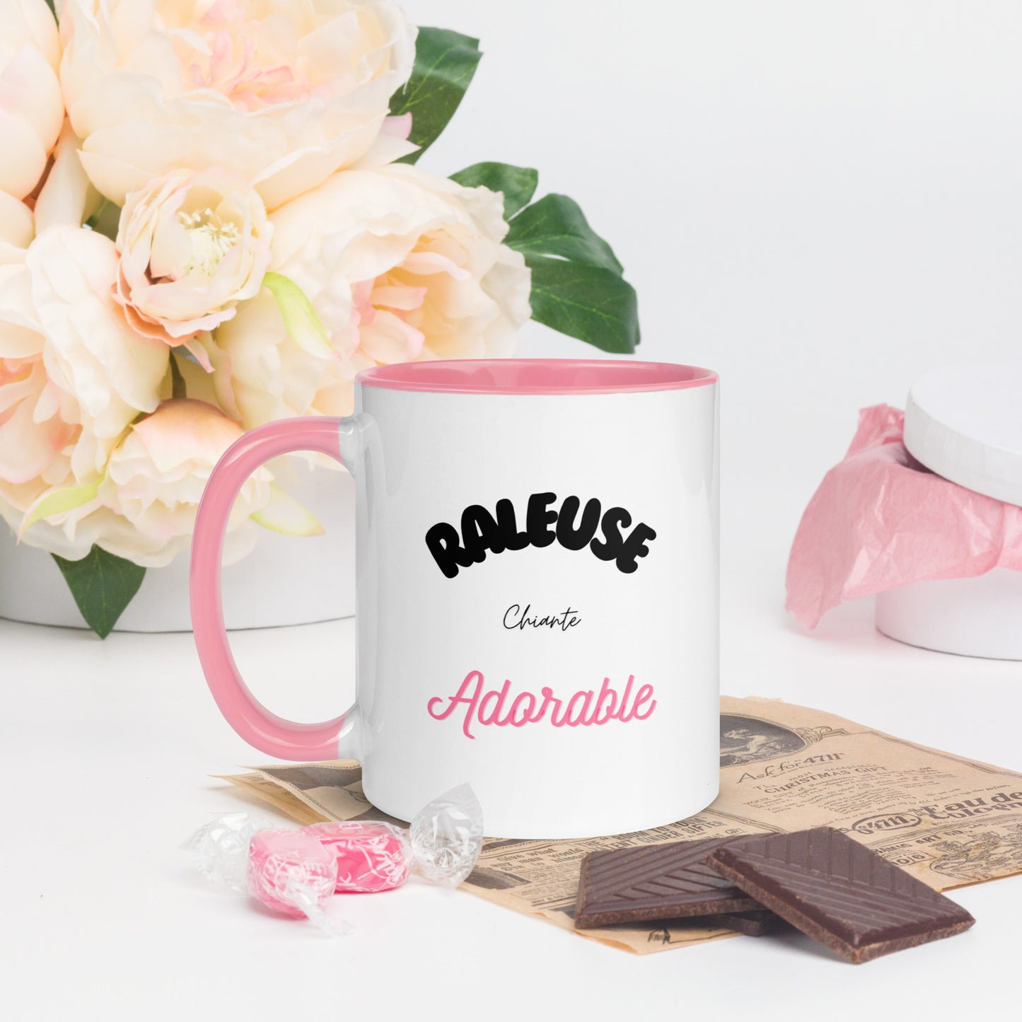 tasse à café ou thé blanche avec intérieur, rebord et poignée coloré rose avec inscription "raleuse, chiante, adorable" 11 oz