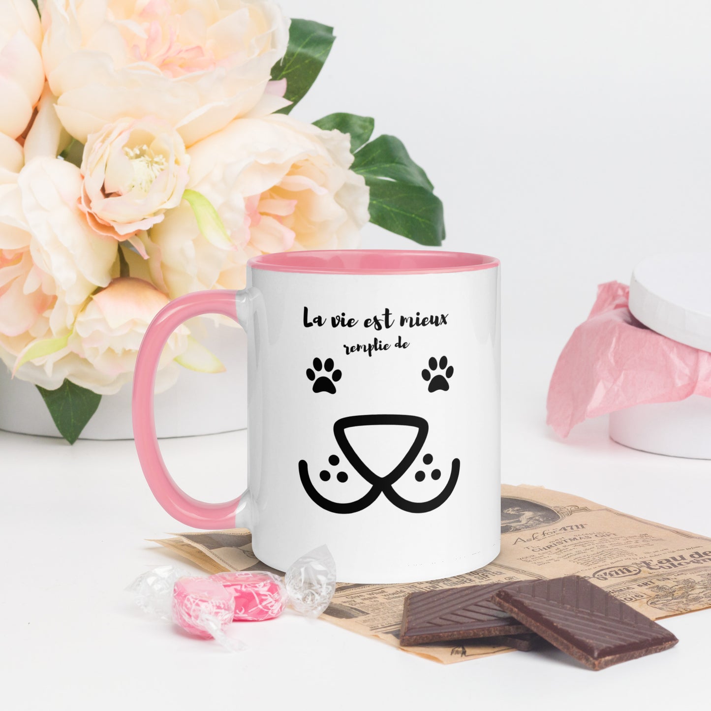 tasse blanche 11 oz avec anse, rebord et intérieur de couleur rose avec inscription "la vie est mieux remplie de woof" avec un museau de chien et des pattes de chiens