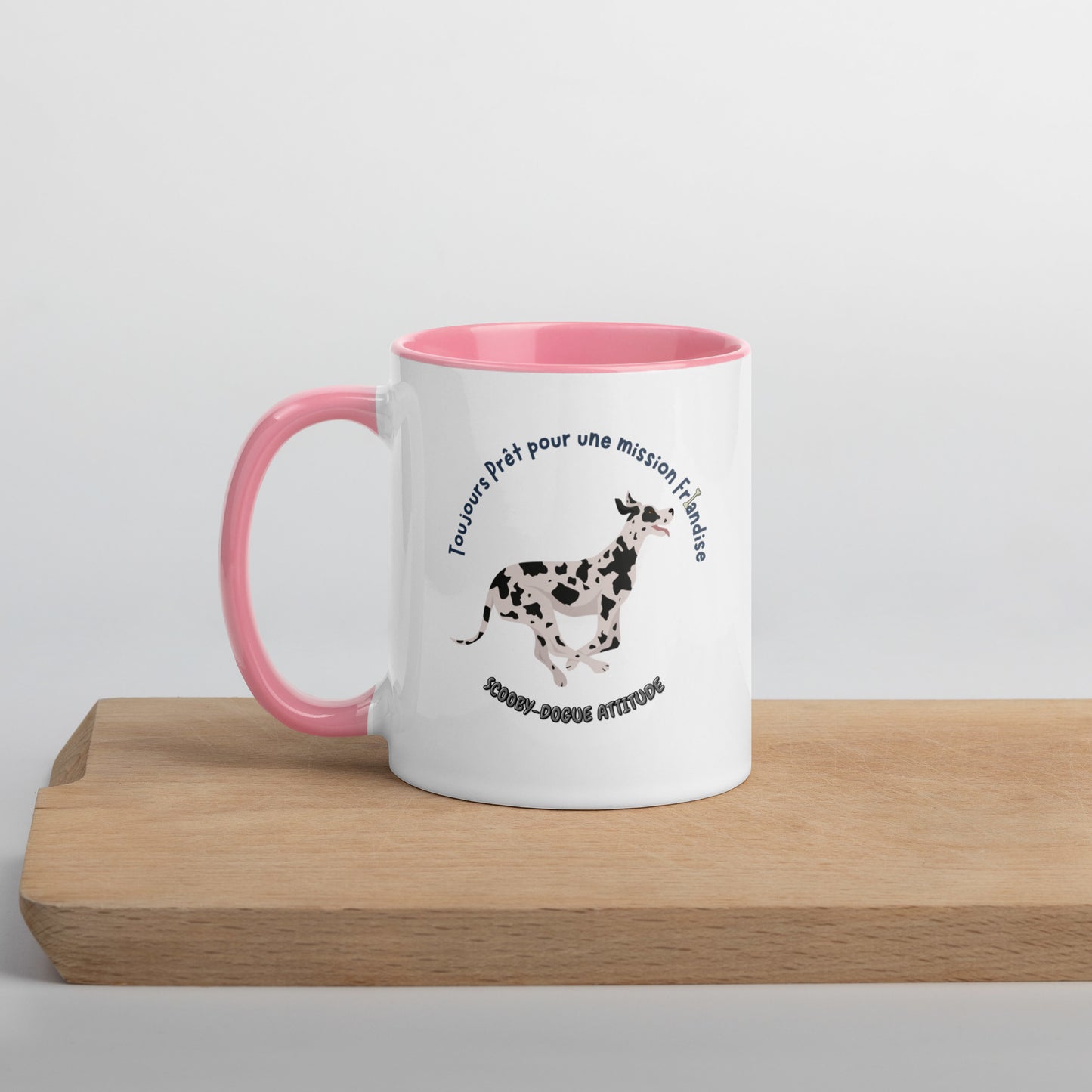 mug tasse en céramique de couleur blanche avec intérieur, rebord et anse de couleur rose avec un dogue allemand qui coure vers une friandise avec inscription ""Toujours Prêt pour une Mission Friandise, Scooby-Dogue Attitude" 11 oz
