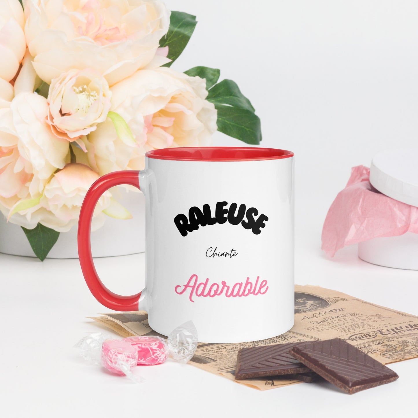 tasse à café ou thé blanche avec intérieur, rebord et poignée coloré rouge avec inscription "raleuse, chiante, adorable" 11 oz