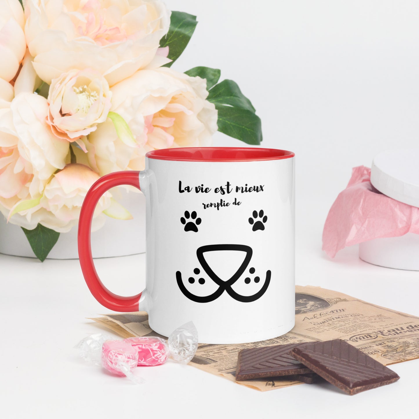 tasse blanche 11 oz avec anse, rebord et intérieur de couleur rouge avec inscription "la vie est mieux remplie de woof" avec un museau de chien et des pattes de chiens