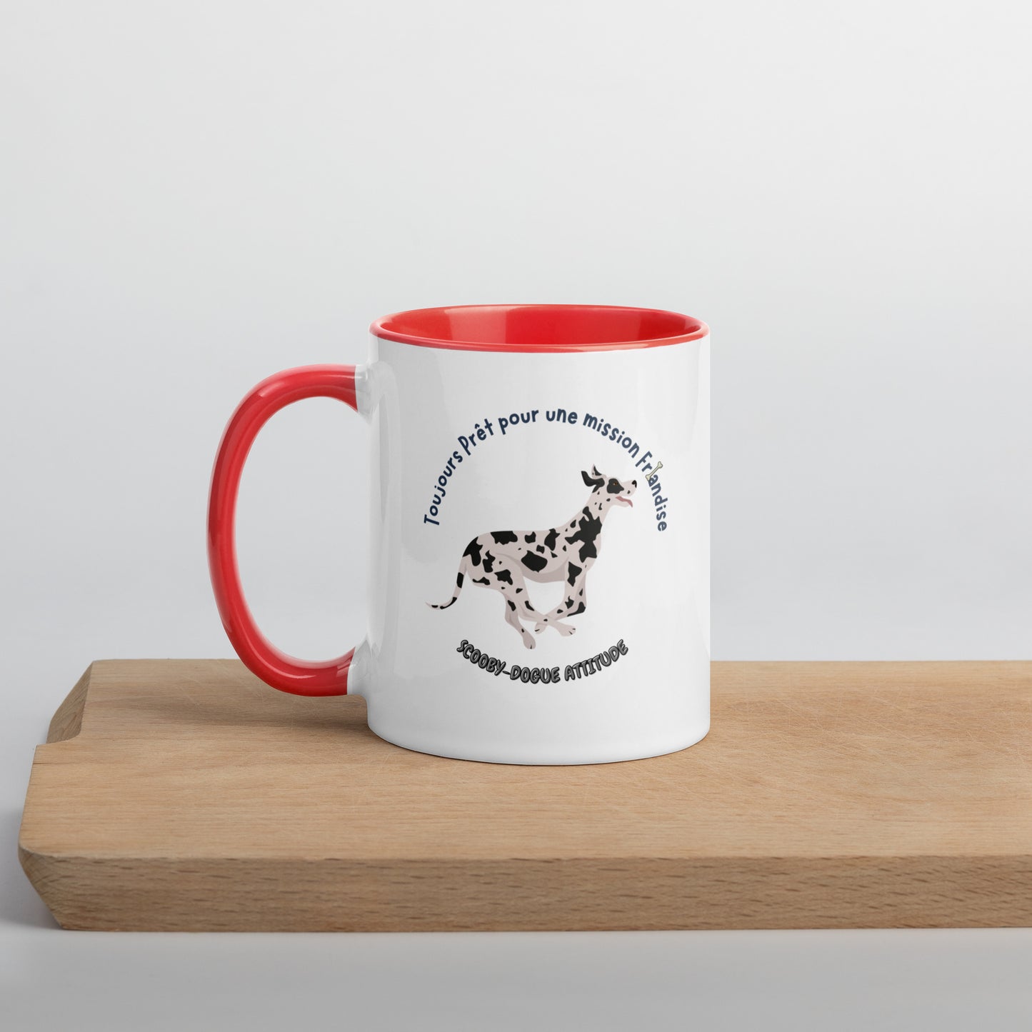 mug tasse en céramique de couleur blanche avec intérieur, rebord et anse de couleur rouge avec un dogue allemand qui coure vers une friandise avec inscription ""Toujours Prêt pour une Mission Friandise, Scooby-Dogue Attitude" 11 oz