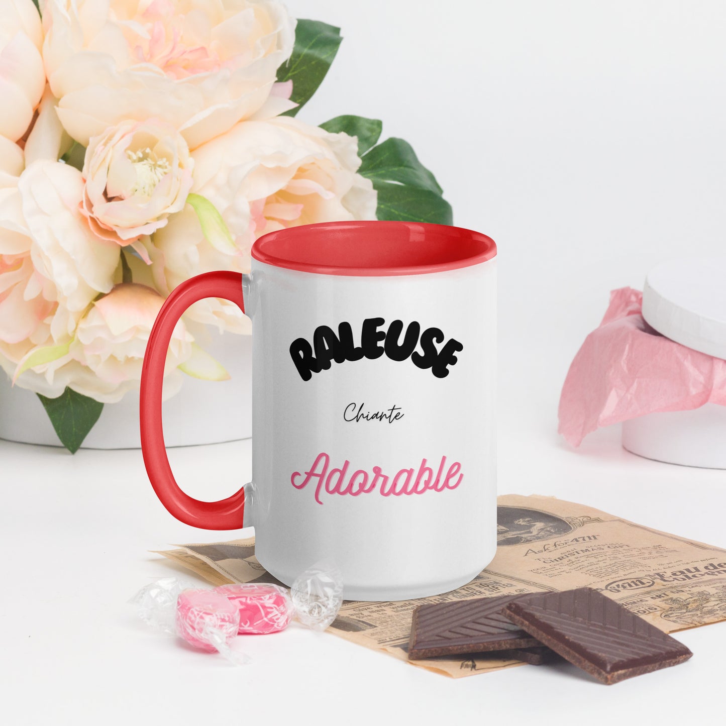 tasse à café ou thé blanche avec intérieur, rebord et poignée coloré rouge avec inscription "raleuse, chiante, adorable" 15 oz