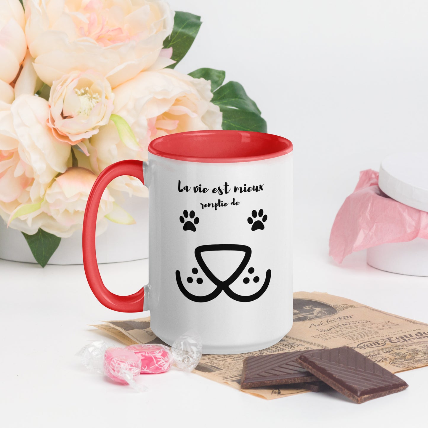 tasse blanche 15oz avec anse, rebord et intérieur de couleur rouge avec inscription "la vie est mieux remplie de woof" avec un museau de chien et des pattes de chiens