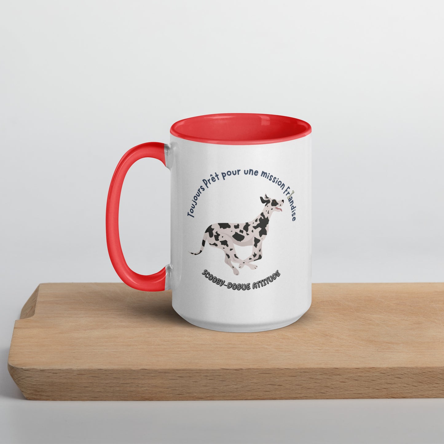 mug tasse en céramique de couleur blanche avec intérieur, rebord et anse de couleur rouge avec un dogue allemand qui coure vers une friandise avec inscription ""Toujours Prêt pour une Mission Friandise, Scooby-Dogue Attitude" 15 oz
