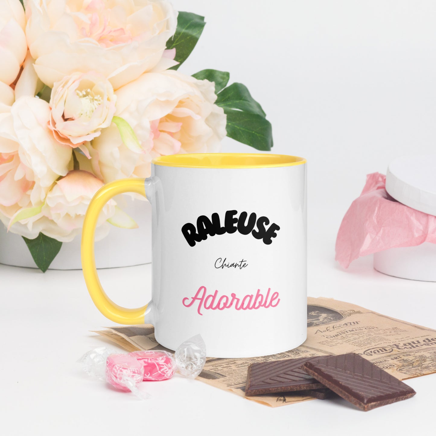 tasse à café ou thé blanche avec intérieur, rebord et poignée coloré jaune avec inscription "raleuse, chiante, adorable" 11 oz