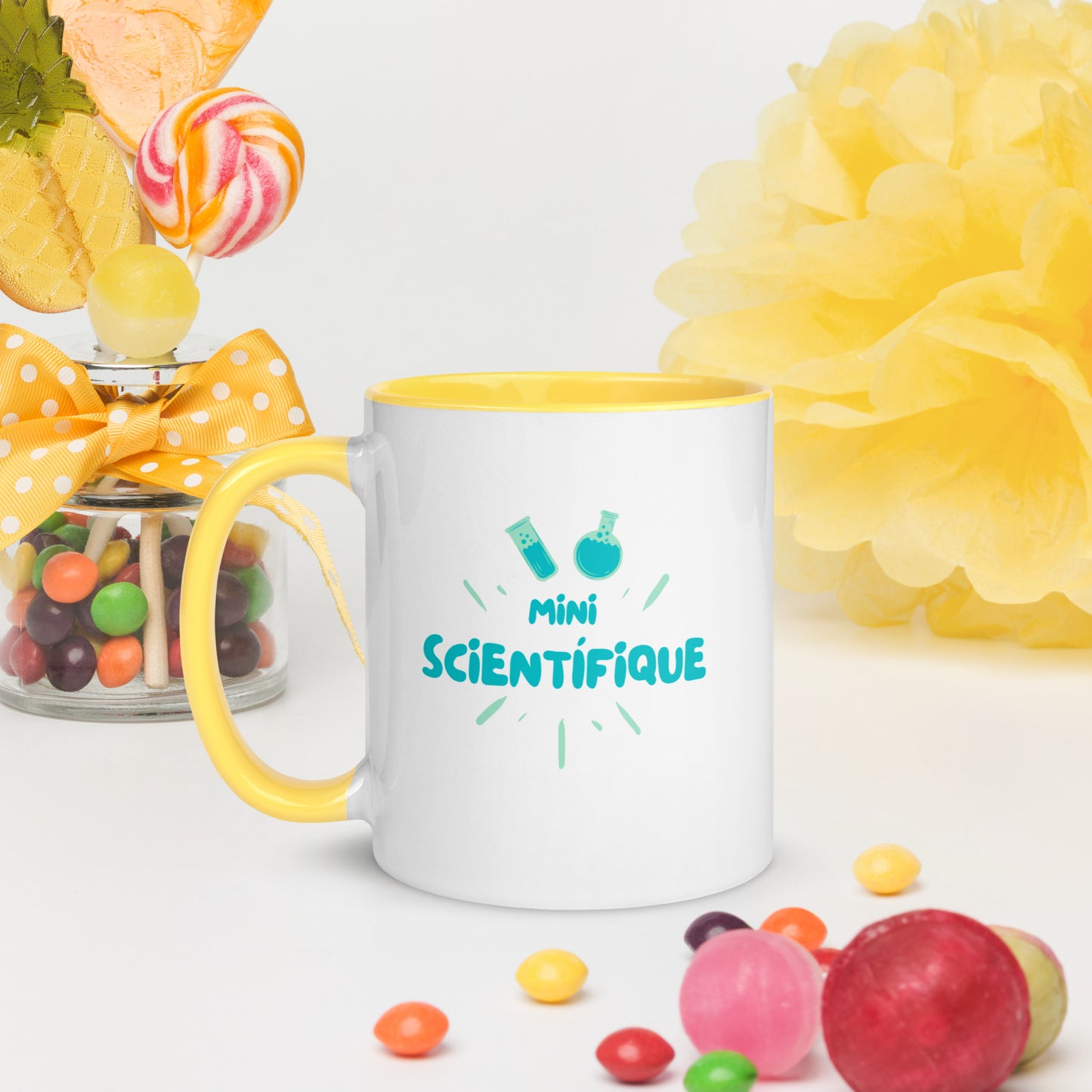 tasse blanche brillante en céramique 11 oz avec rebord, intérieur et poignée de couleur jaune avec inscription "mini scientifique"