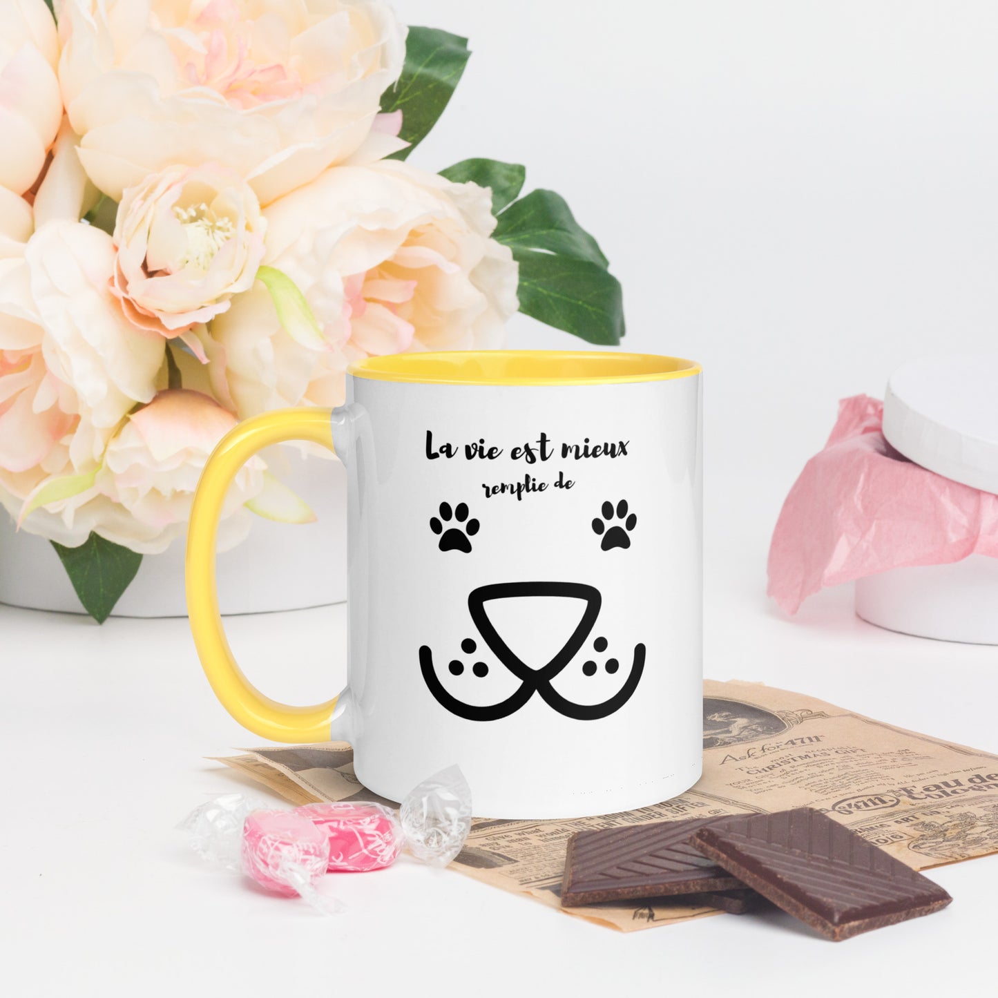 tasse blanche 11 oz avec anse, rebord et intérieur de couleur jaune avec inscription "la vie est mieux remplie de woof" avec un museau de chien et des pattes de chiens