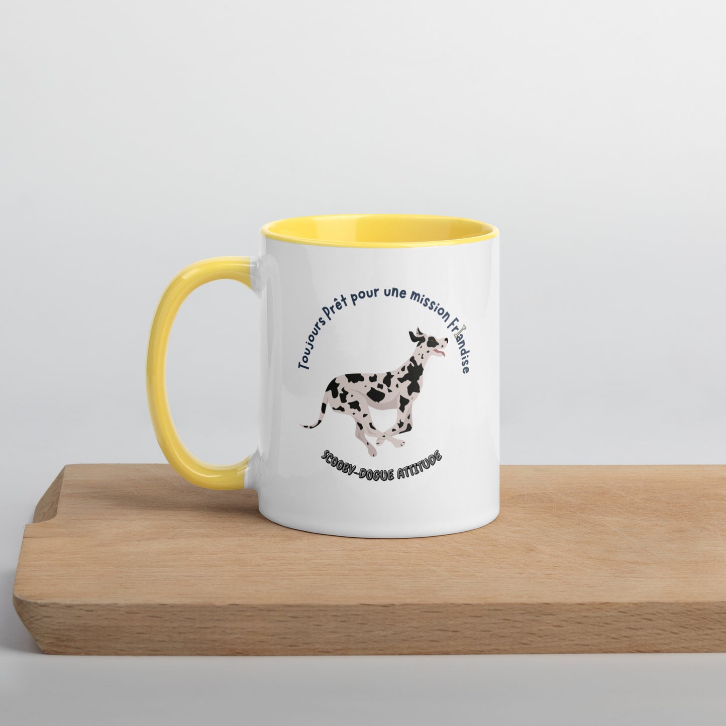 mug tasse en céramique de couleur blanche avec intérieur, rebord et anse de couleur jaune avec un dogue allemand qui coure vers une friandise avec inscription ""Toujours Prêt pour une Mission Friandise, Scooby-Dogue Attitude" 11 oz