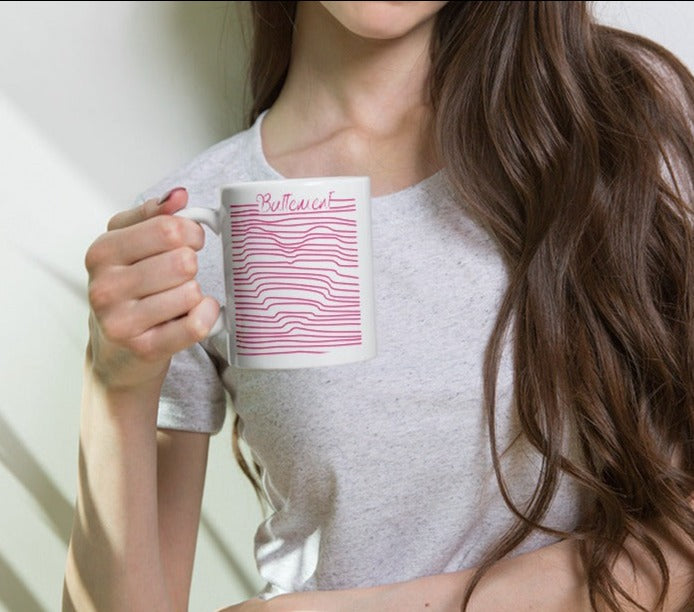 Tasse blanche brillante en céramique avec inscription en rouge Battement avec des lignes rouge qui forment un coeur