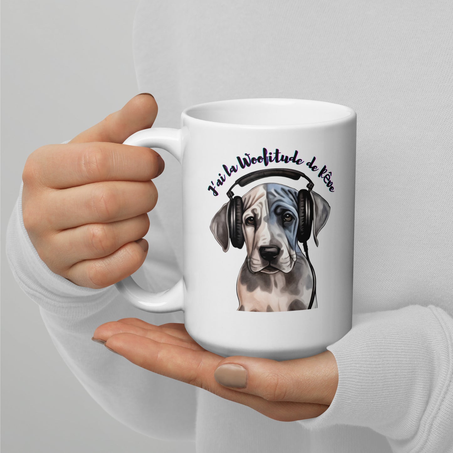 tasse blanche brillante 15 oz avec chiot dogue allemand avec casque pour écouter de la musique inscription "J'ai la woofitude de rêve"