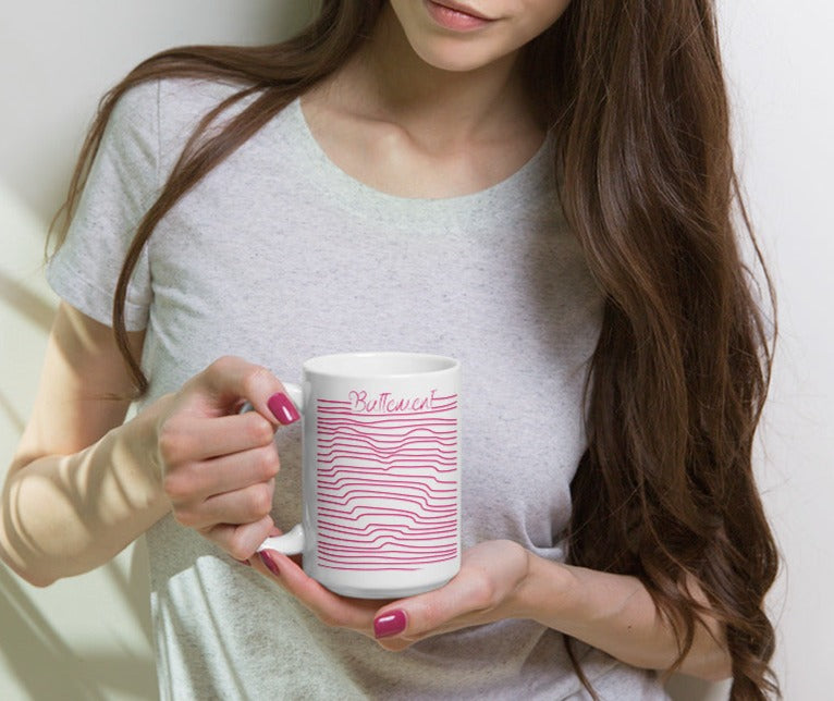 Tasse blanche brillante en céramique avec inscription en rouge Battement avec des lignes rouge qui forment un coeur