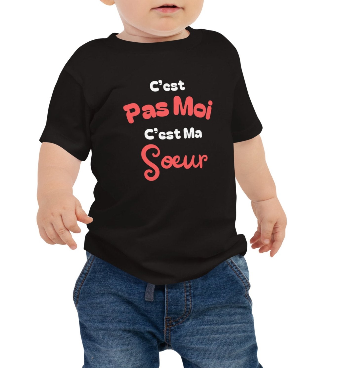 t-shirt enfant noir col rond manche courte 100% coton bio avec inscription "c'est pas moi c'est ma soeur" porté par un bébé de 14 mois